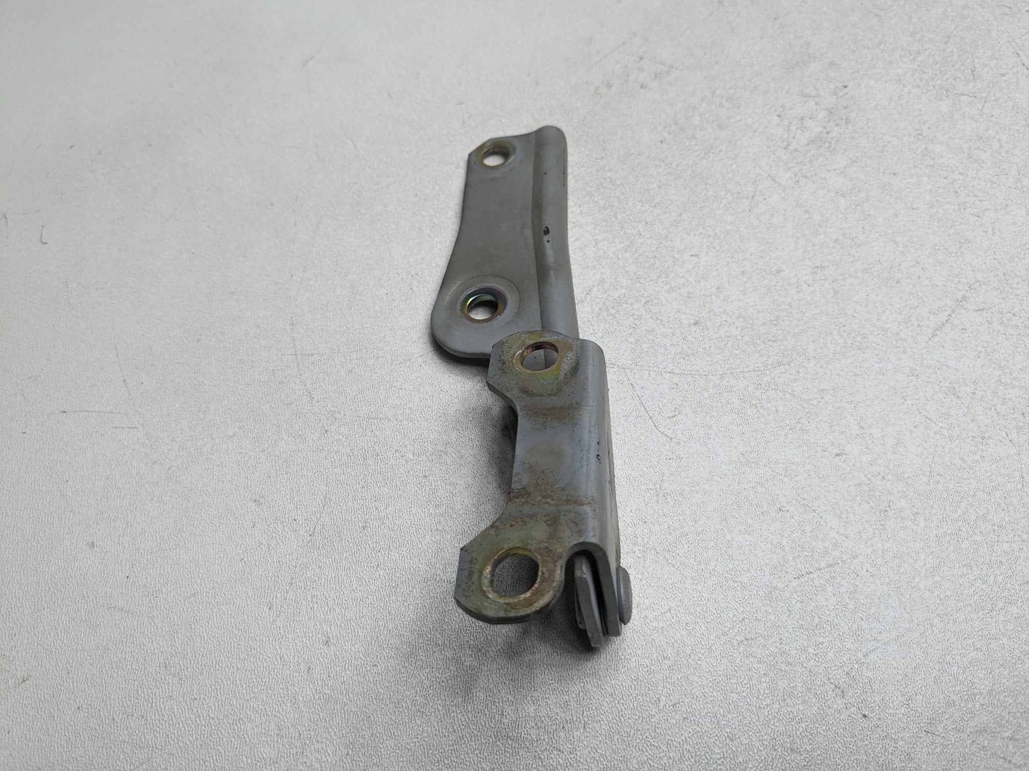 00 - 04 MITSUBISHI MONTERO SPORT OEM HOOD HINGE SUPPORT BRACKET FRONT LEFT SIDE