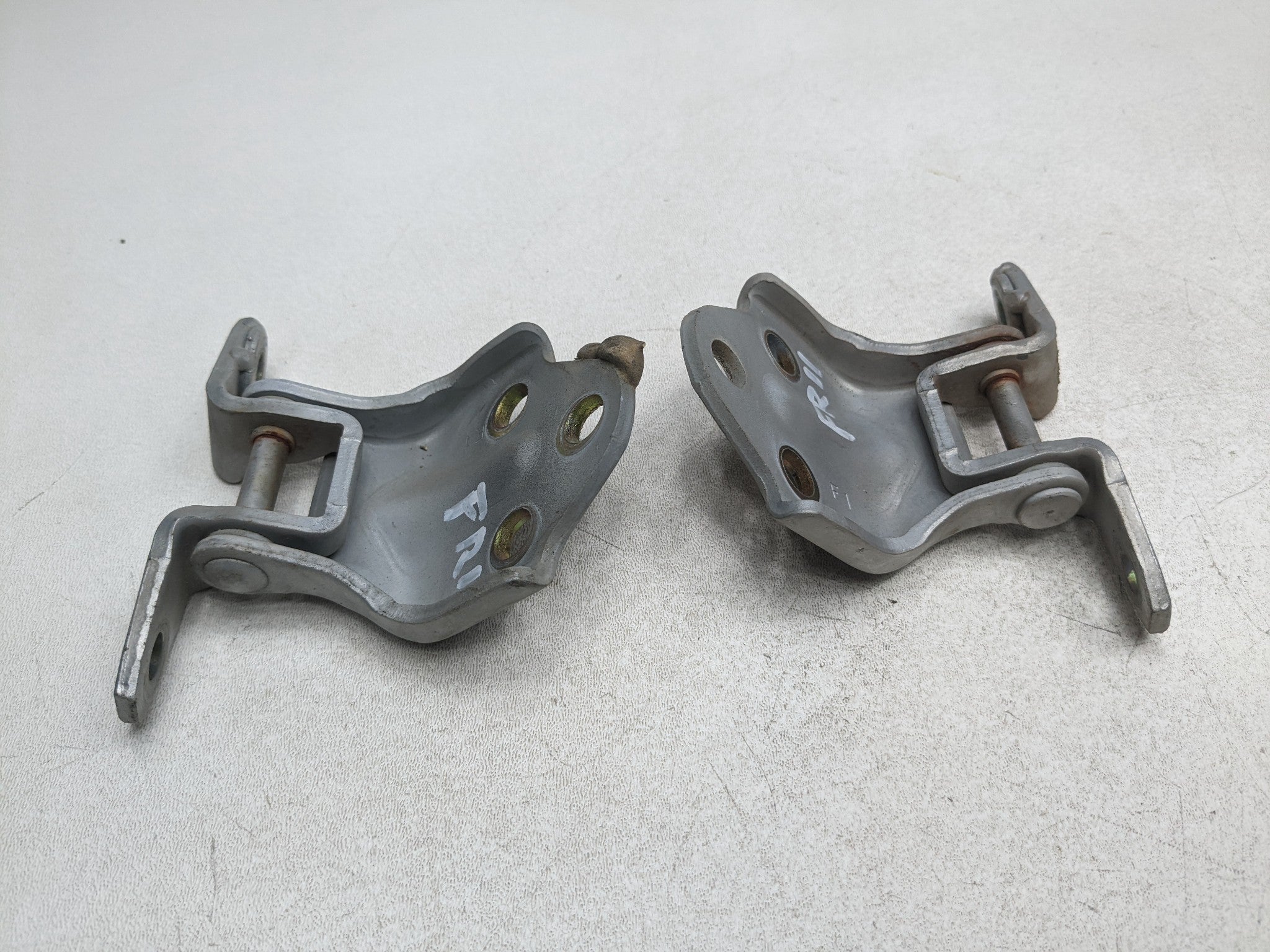 00 - 04 MITSUBISHI MONTERO SPORT OEM DOOR HINGE SET UPPER AND LOWER FRONT RIGHT