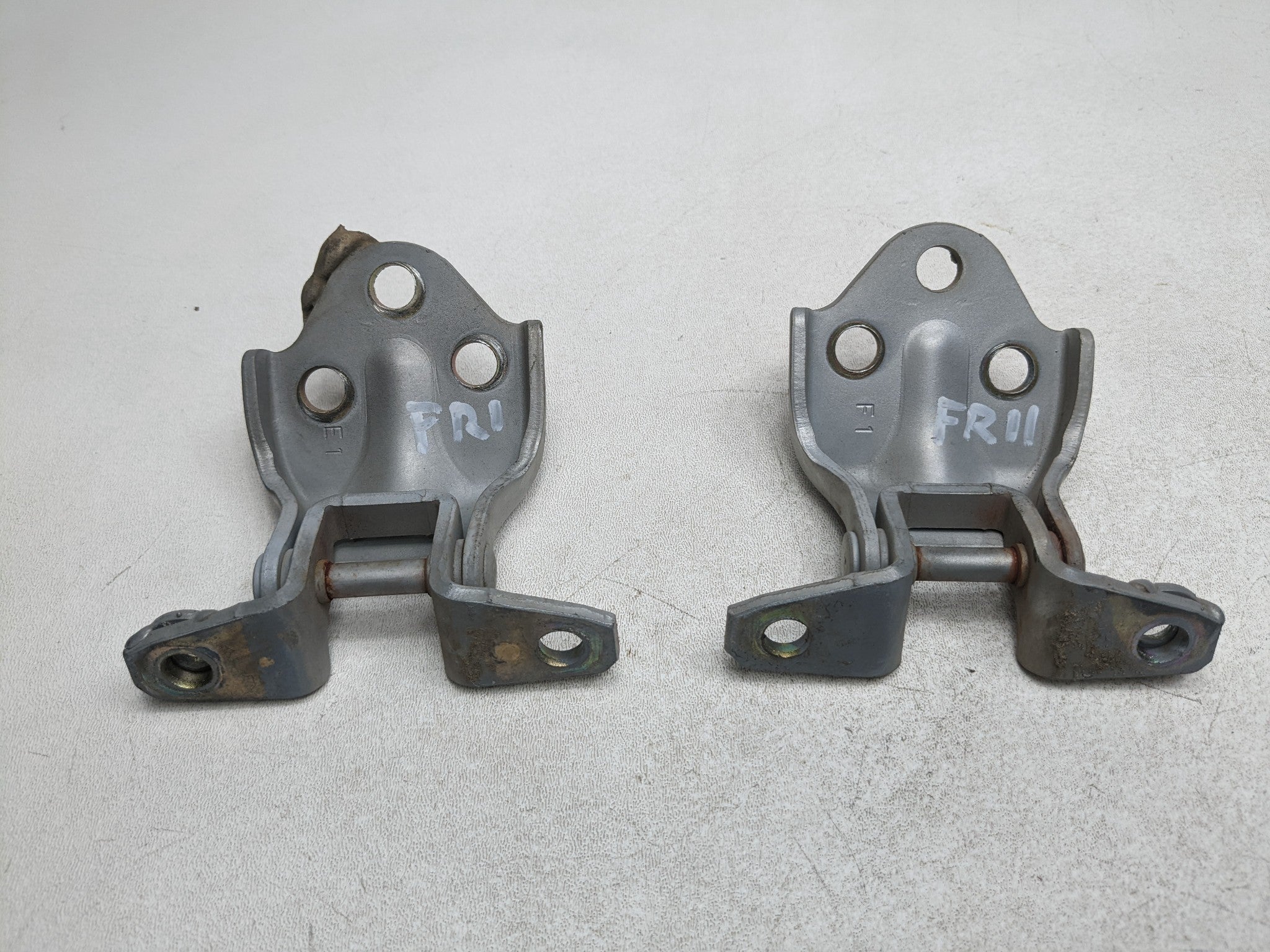 00 - 04 MITSUBISHI MONTERO SPORT OEM DOOR HINGE SET UPPER AND LOWER FRONT RIGHT