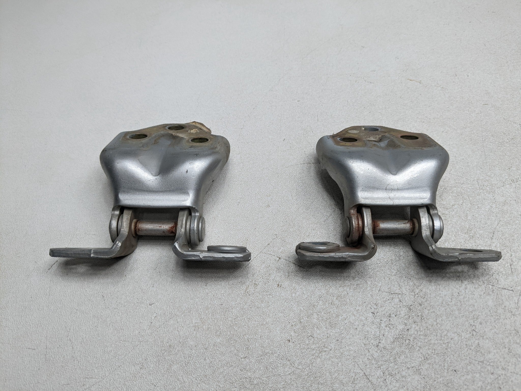 00 - 04 MITSUBISHI MONTERO SPORT OEM DOOR HINGE SET UPPER AND LOWER FRONT RIGHT