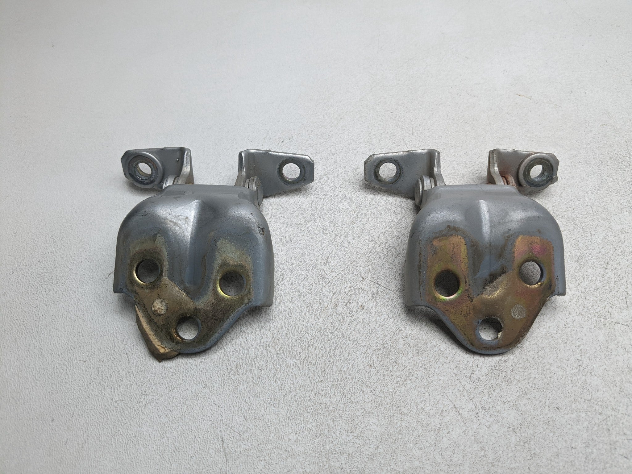 00 - 04 MITSUBISHI MONTERO SPORT OEM DOOR HINGE SET UPPER AND LOWER FRONT RIGHT
