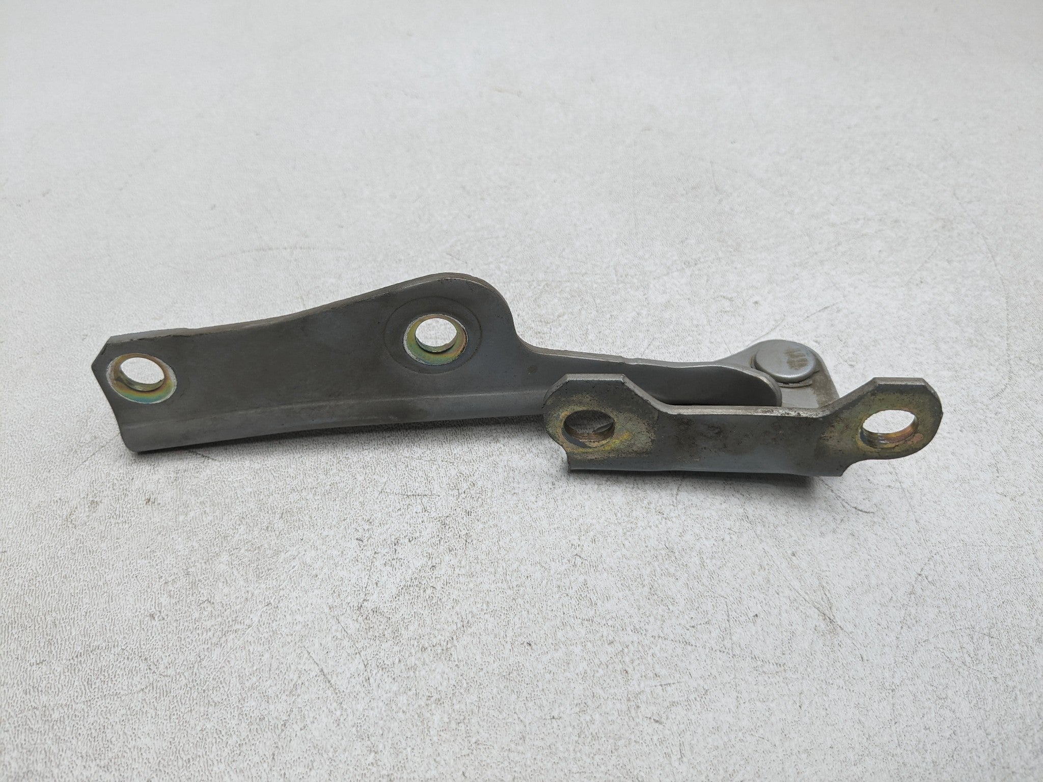 00 - 04 MITSUBISHI MONTERO SPORT OEM HOOD HINGE SUPPORT BRACKET FRONT RIGHT SIDE