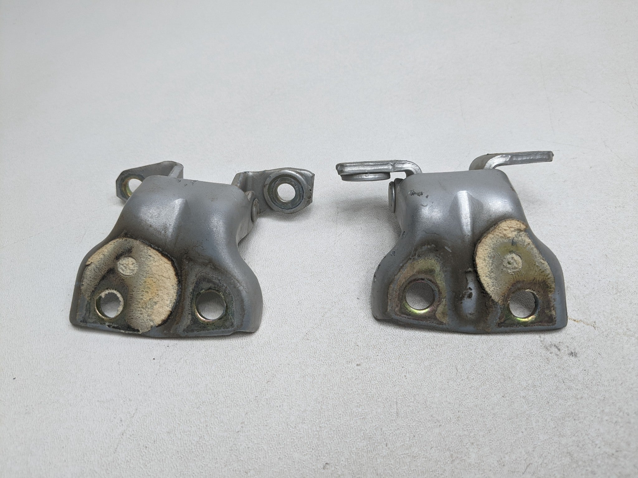 00 - 04 MITSUBISHI MONTERO SPORT OEM DOOR HINGE SET UPPER AND LOWER REAR RIGHT