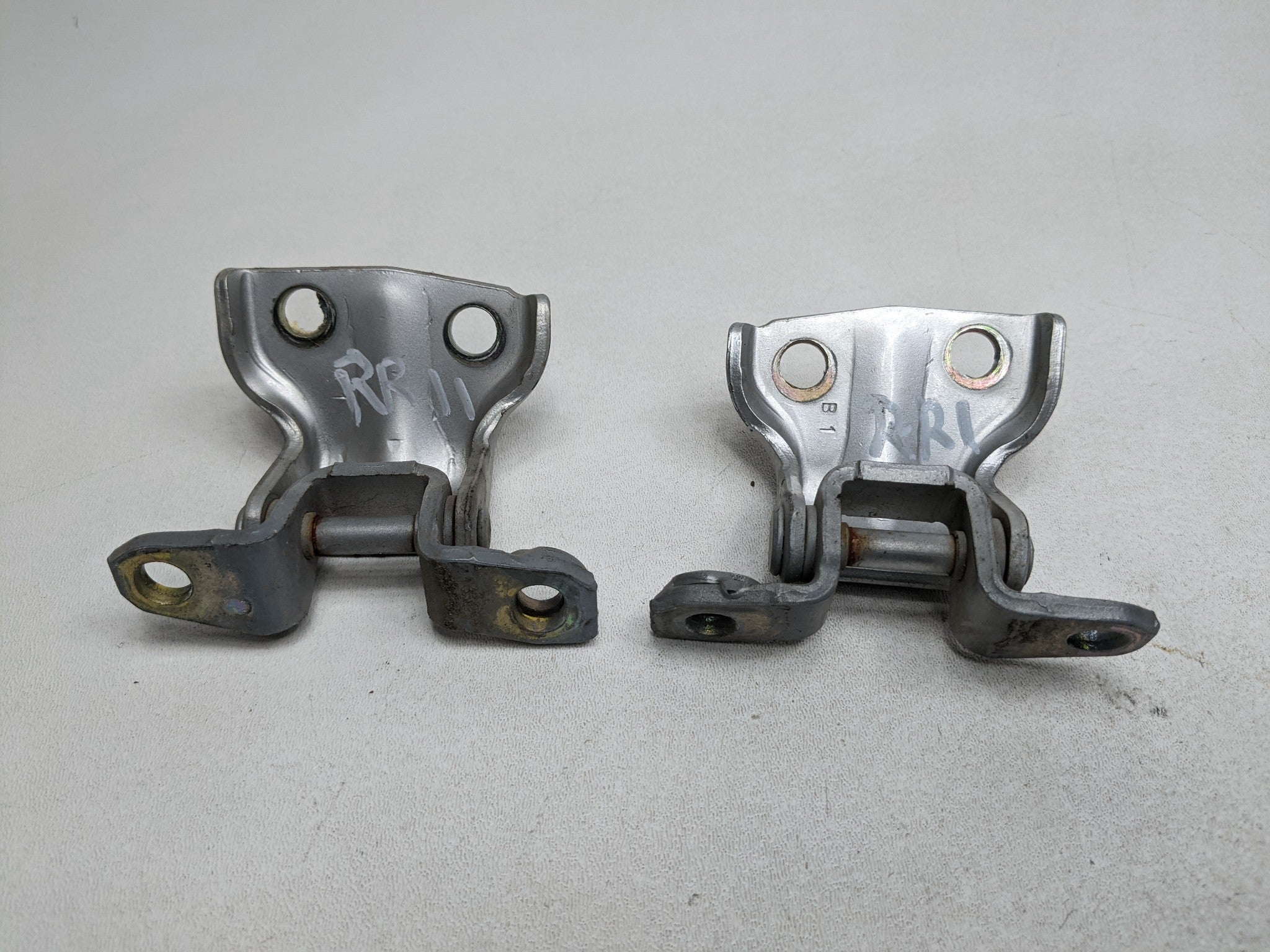 00 - 04 MITSUBISHI MONTERO SPORT OEM DOOR HINGE SET UPPER AND LOWER REAR RIGHT