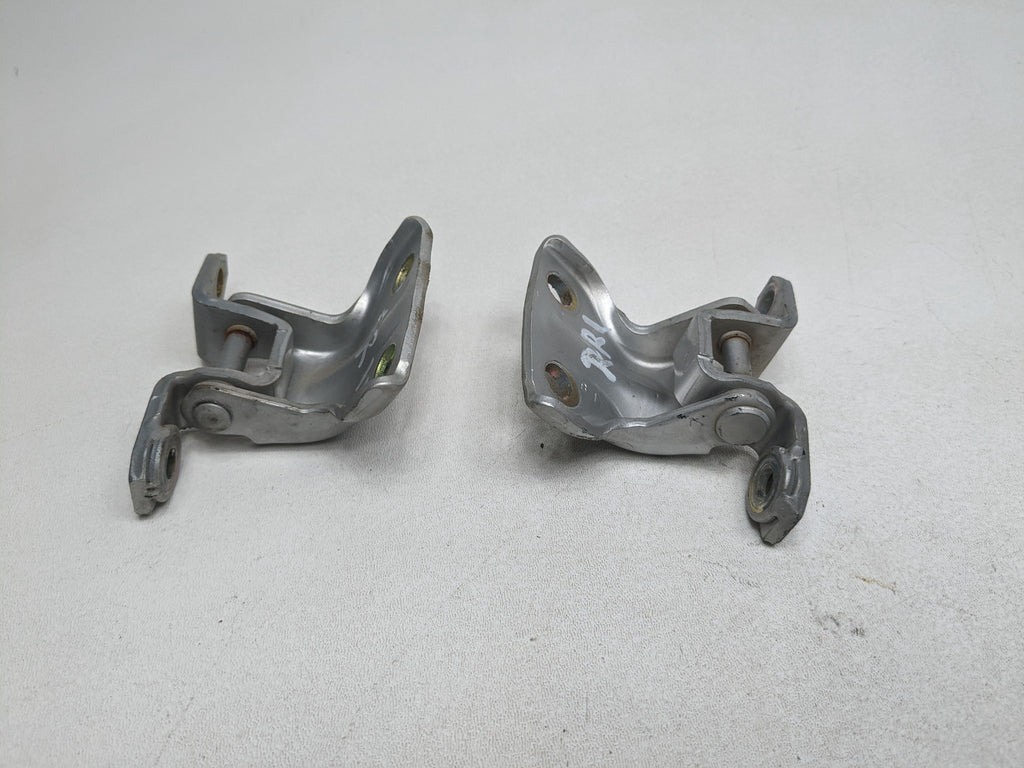 00 - 04 MITSUBISHI MONTERO SPORT OEM DOOR HINGE SET UPPER AND LOWER REAR RIGHT