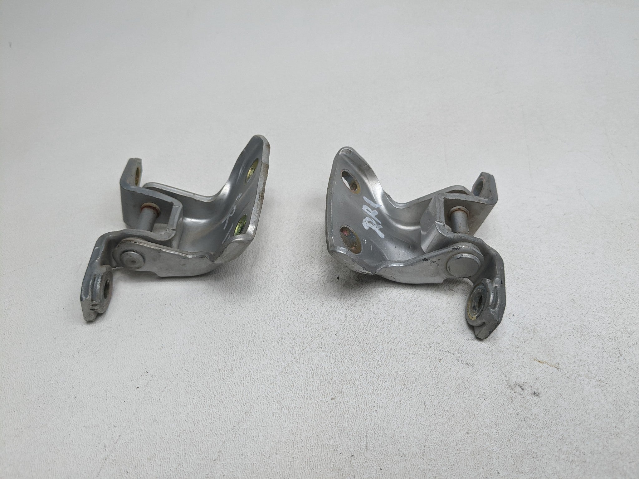00 - 04 MITSUBISHI MONTERO SPORT OEM DOOR HINGE SET UPPER AND LOWER REAR RIGHT