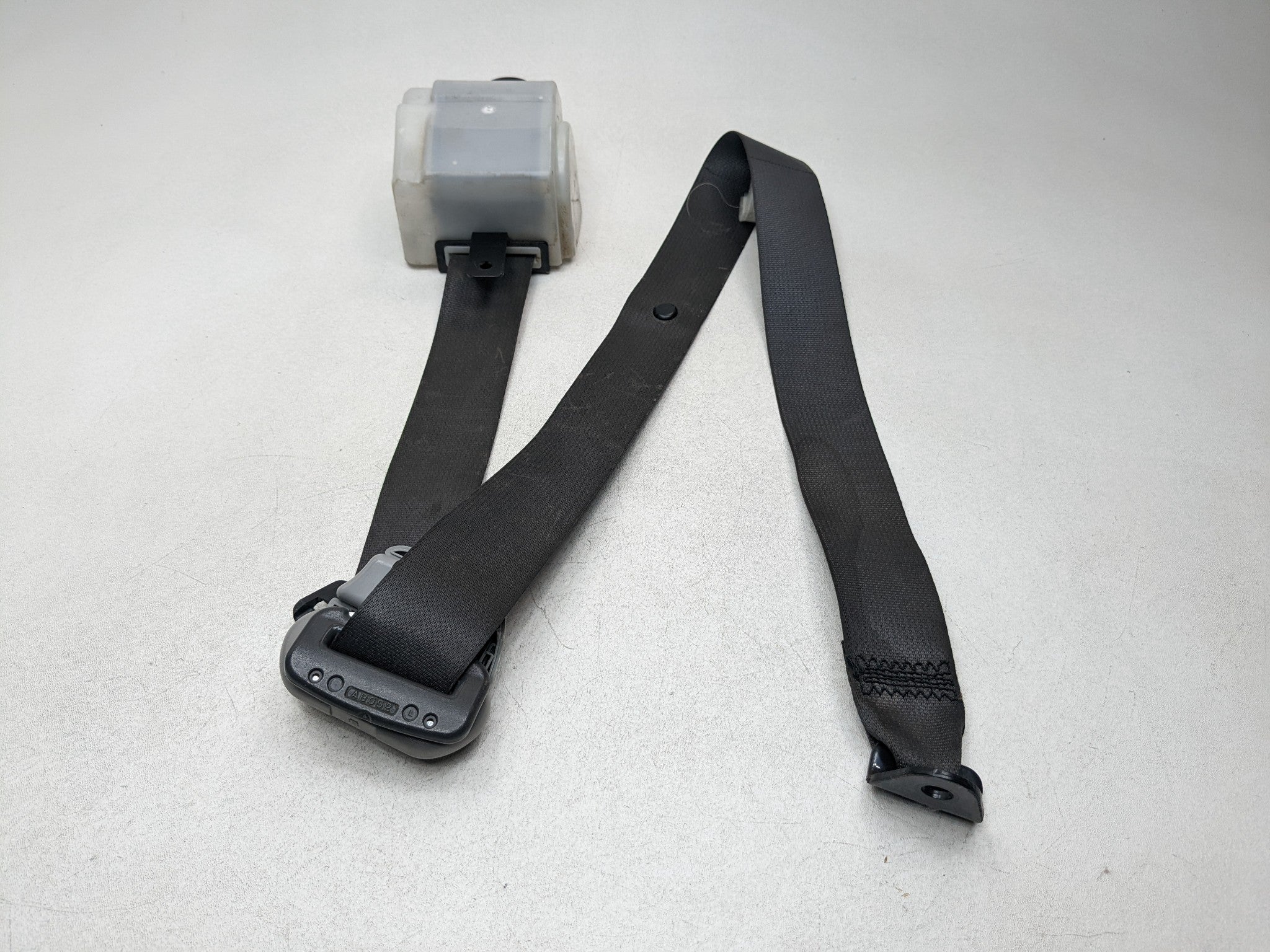 00 - 04 MITSUBISHI MONTERO SPORT OEM SAFETY SEAT BELT RETRACTOR FRONT RIGHT SIDE