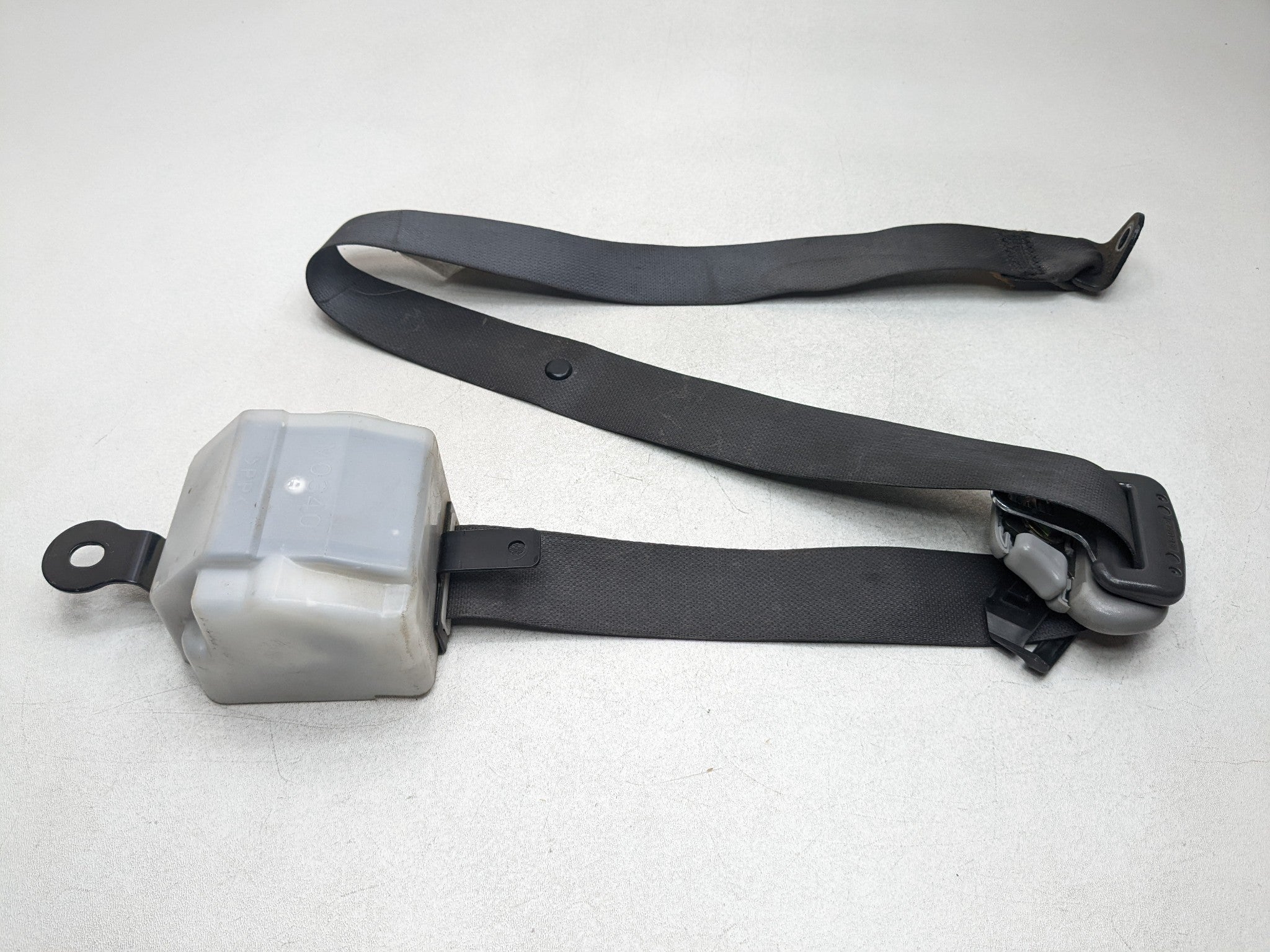00 - 04 MITSUBISHI MONTERO SPORT OEM SAFETY SEAT BELT RETRACTOR FRONT RIGHT SIDE