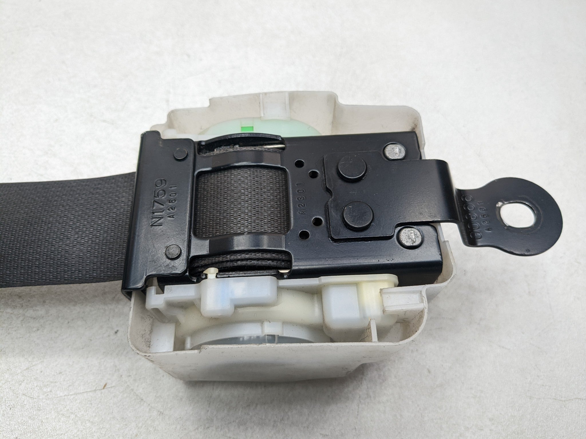 00 - 04 MITSUBISHI MONTERO SPORT OEM SAFETY SEAT BELT RETRACTOR FRONT RIGHT SIDE