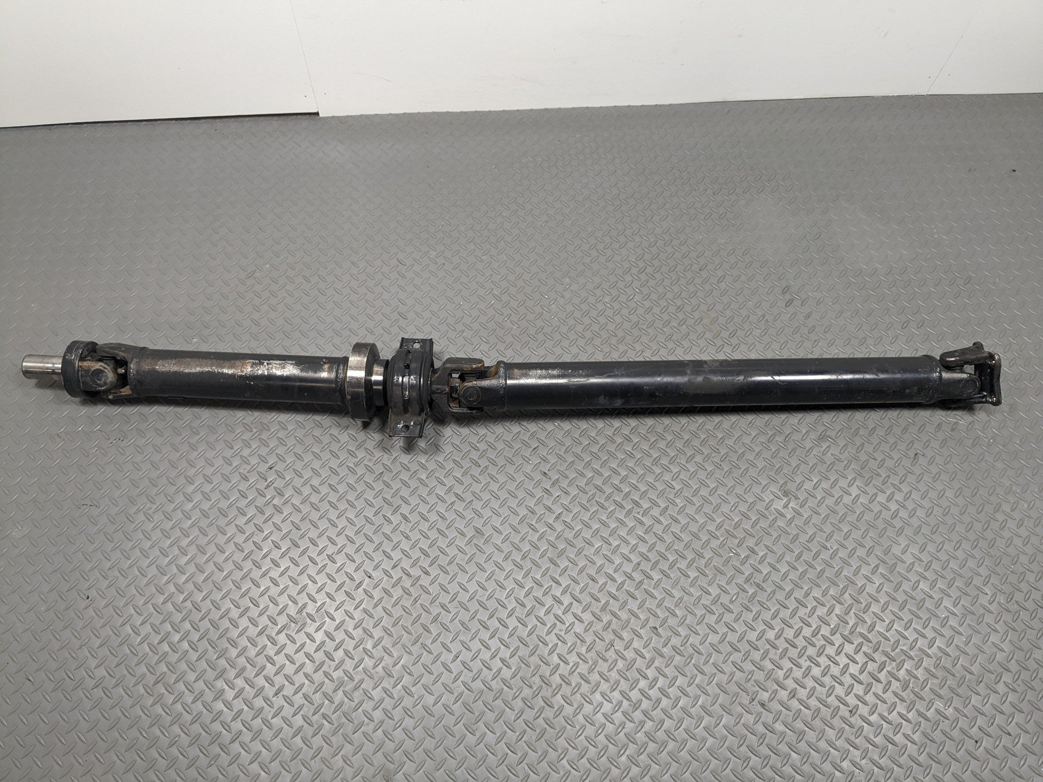 00 – 04 MITSUBISHI MONTERO SPORT OEM REAR DRIVE SHAFT CARDAN PROPELLER ASSEMBLY