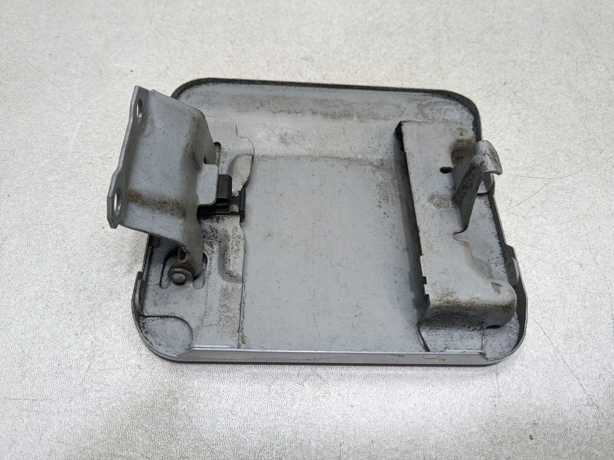 00 - 04 MITSUBISHI MONTERO SPORT OEM GAS FUEL TANK DOOR FILLER DOOR LID COVER