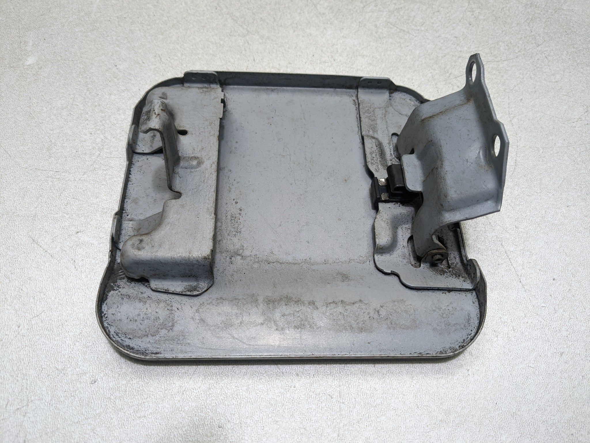 00 - 04 MITSUBISHI MONTERO SPORT OEM GAS FUEL TANK DOOR FILLER DOOR LID COVER
