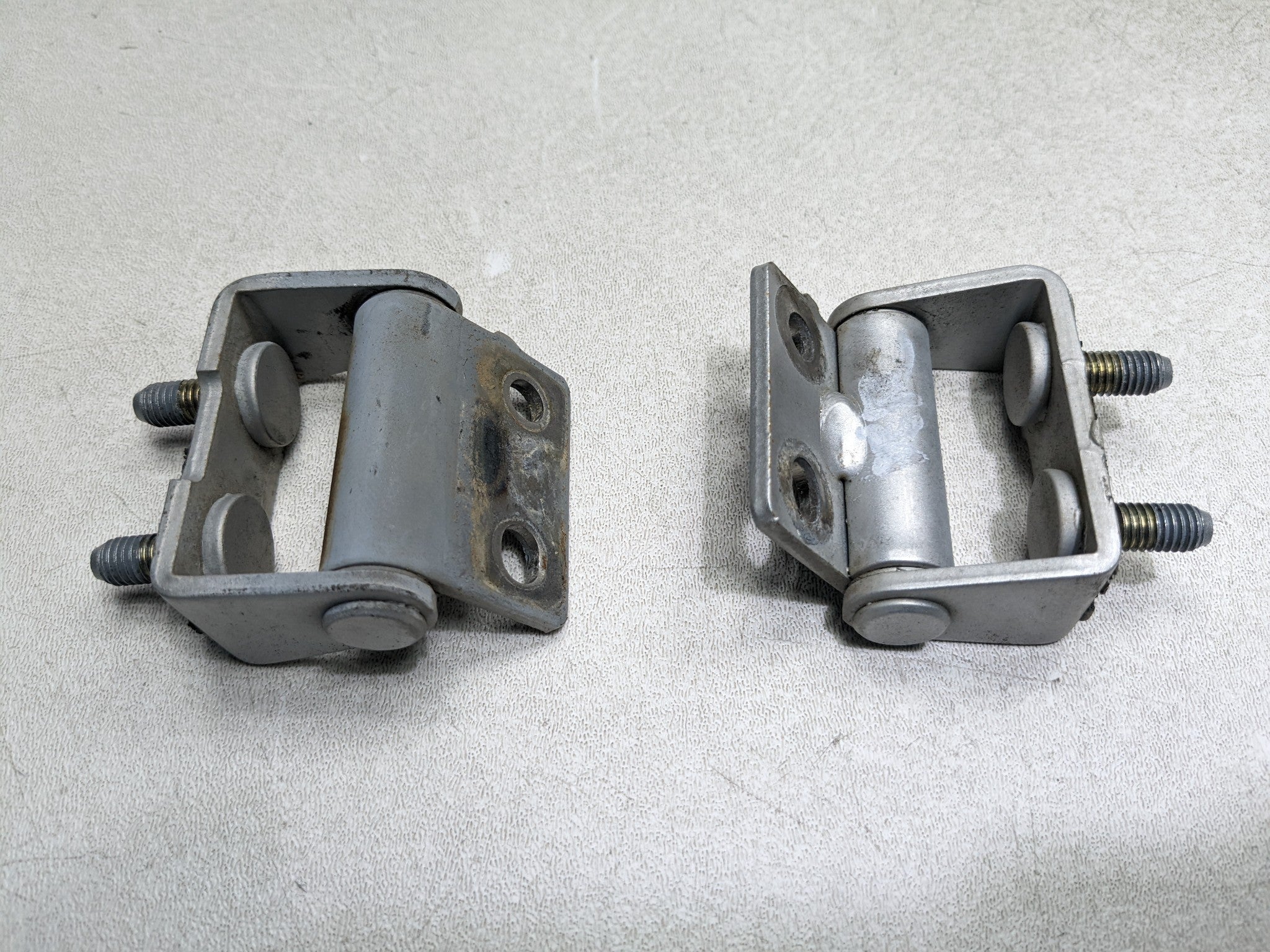 00 - 04 MITSUBISHI MONTERO SPORT OEM GATE HINGE SET UPPER AND LOWER REAR LEFT
