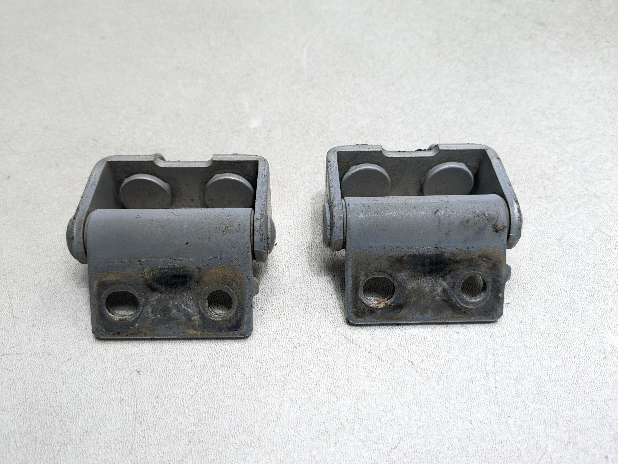 00 - 04 MITSUBISHI MONTERO SPORT OEM GATE HINGE SET UPPER AND LOWER REAR LEFT