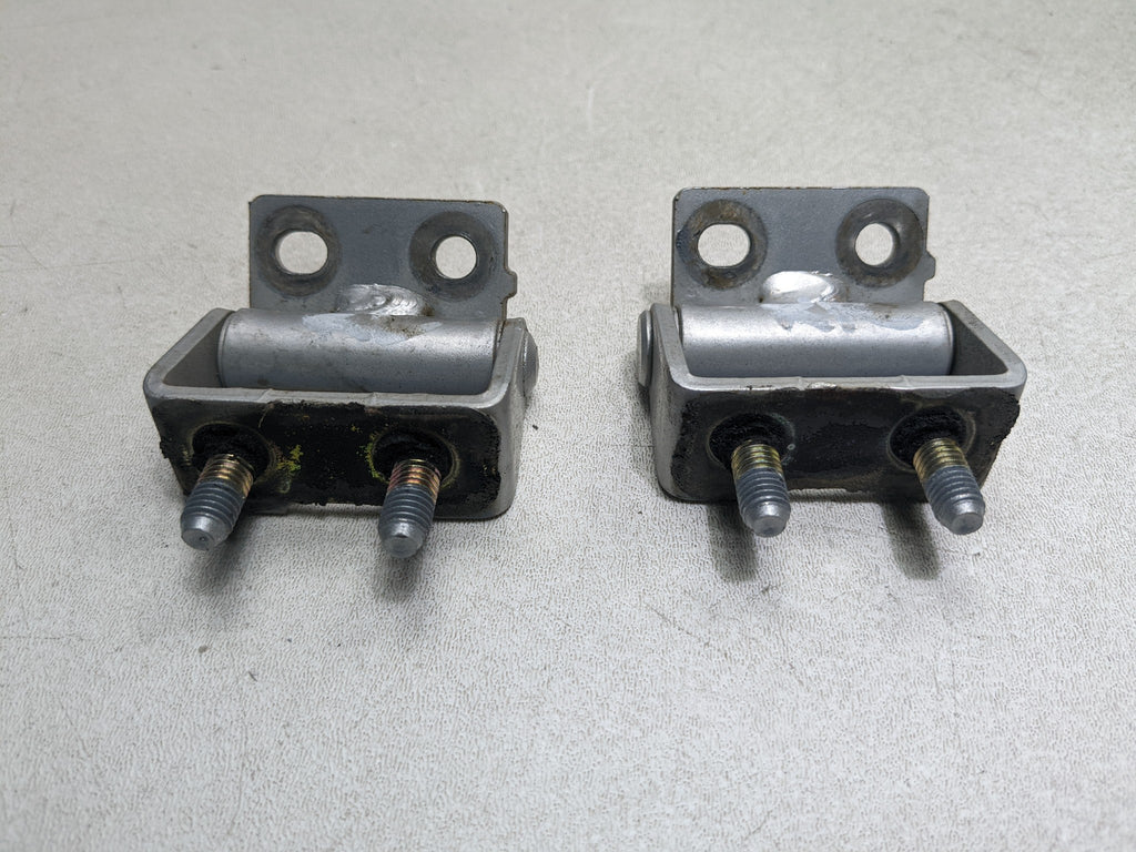 00 - 04 MITSUBISHI MONTERO SPORT OEM GATE HINGE SET UPPER AND LOWER REAR LEFT