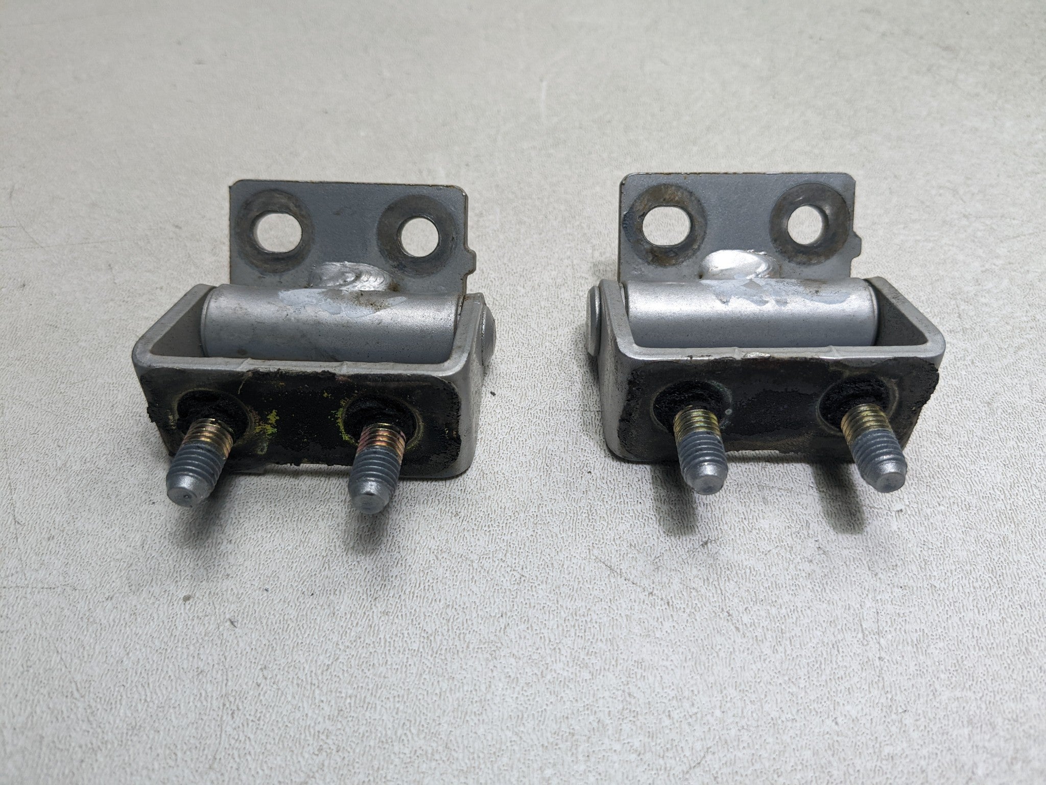00 - 04 MITSUBISHI MONTERO SPORT OEM GATE HINGE SET UPPER AND LOWER REAR LEFT
