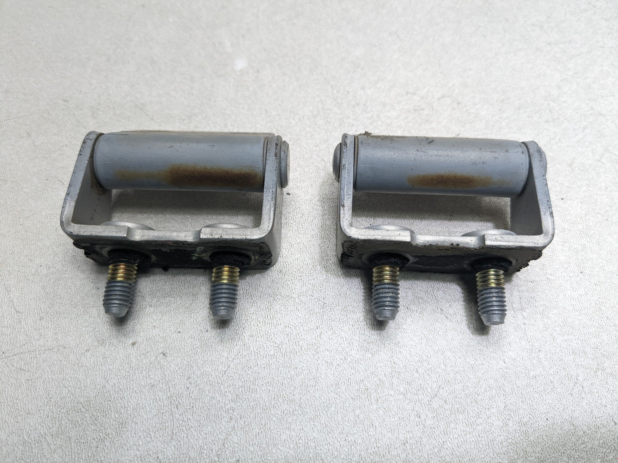00 - 04 MITSUBISHI MONTERO SPORT OEM GATE HINGE SET UPPER AND LOWER REAR LEFT