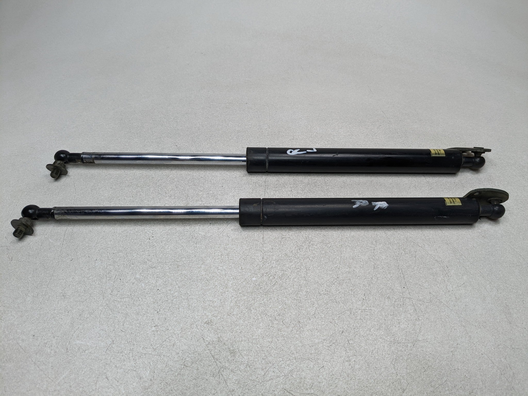 00 - 04 MITSUBISHI MONTERO SPORT OEM HATCH SUPPORT STRUT SET REAR LEFT AND RIGHT