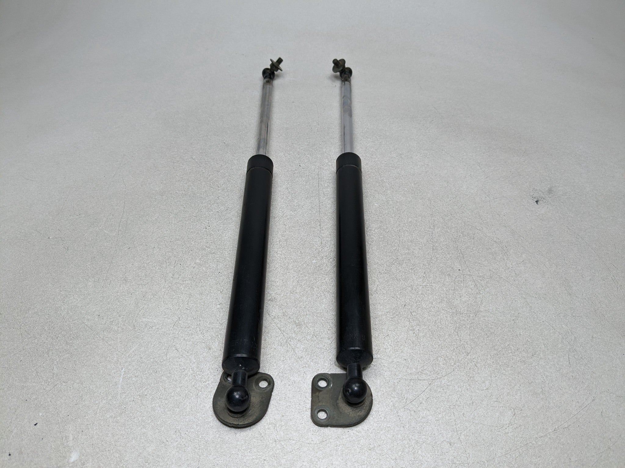 00 - 04 MITSUBISHI MONTERO SPORT OEM HATCH SUPPORT STRUT SET REAR LEFT AND RIGHT