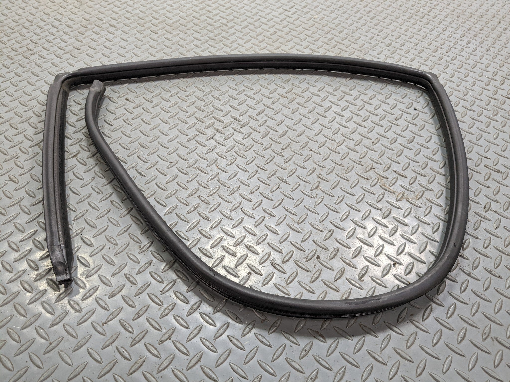 00 - 04 MITSUBISHI MONTERO SPORT OEM DOOR SEAL WEATHER STRIPPING REAR LEFT SIDE