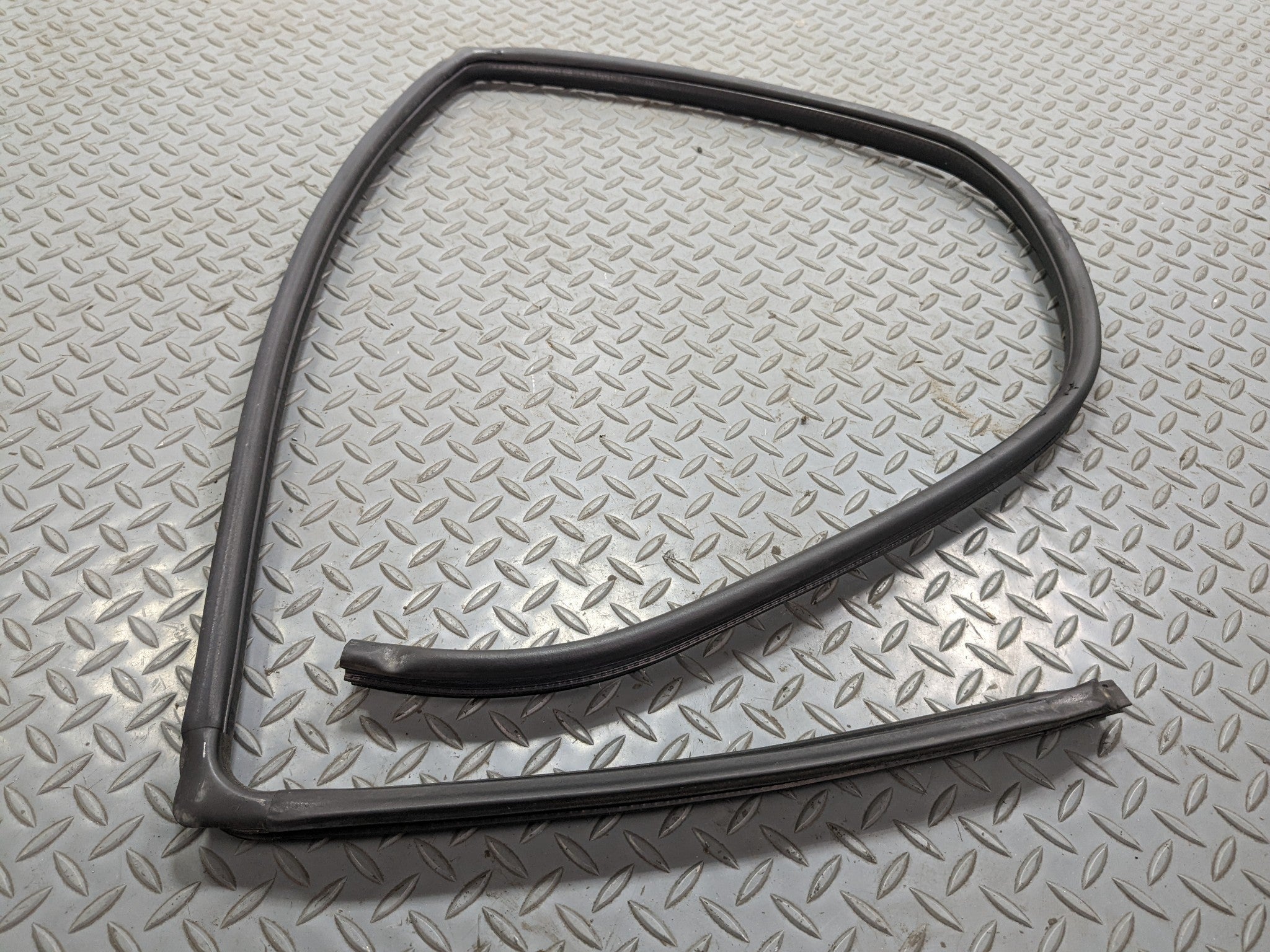 00 - 04 MITSUBISHI MONTERO SPORT OEM DOOR SEAL WEATHER STRIPPING REAR LEFT SIDE