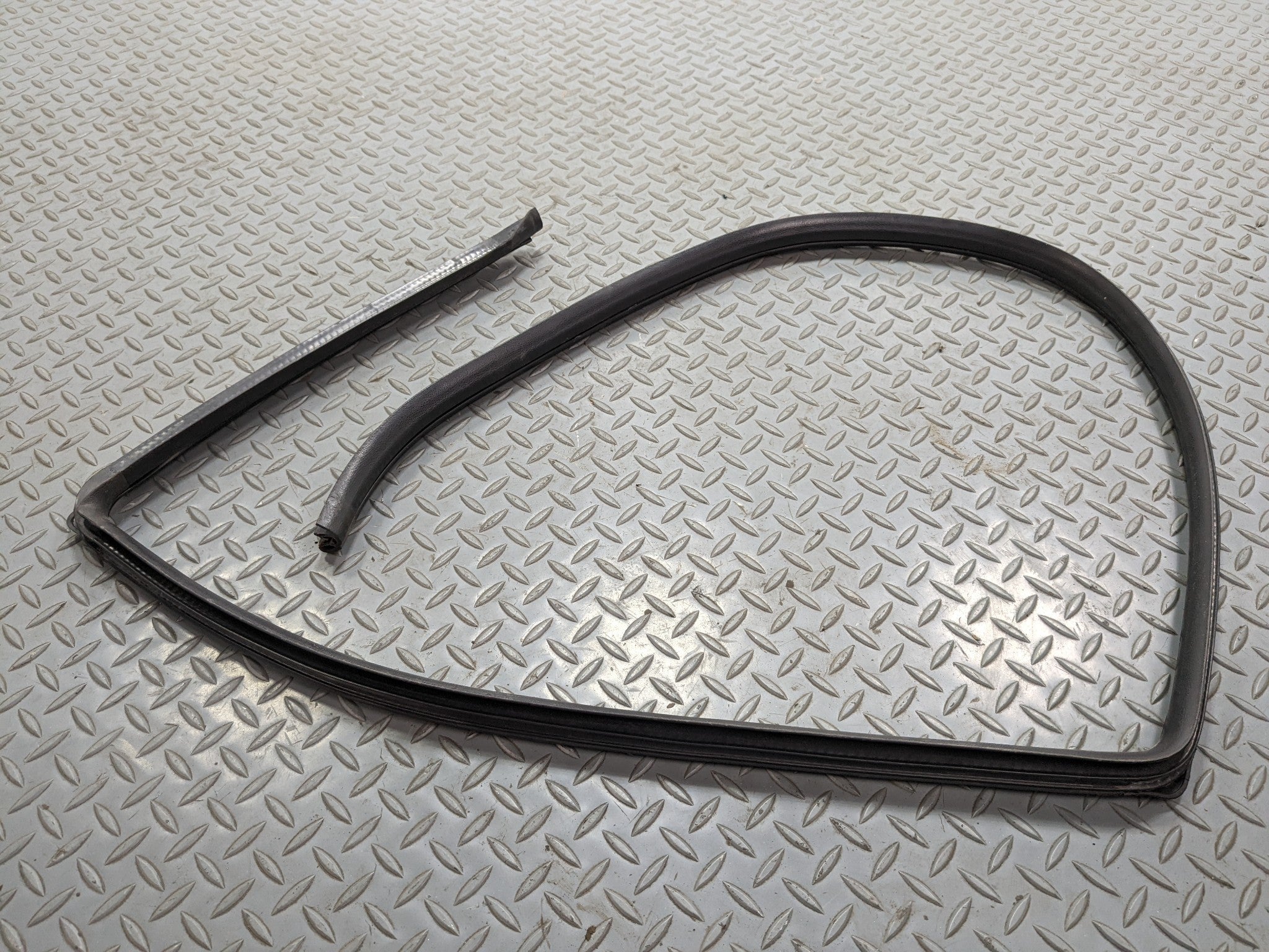 00 - 04 MITSUBISHI MONTERO SPORT OEM DOOR SEAL WEATHER STRIPPING REAR LEFT SIDE