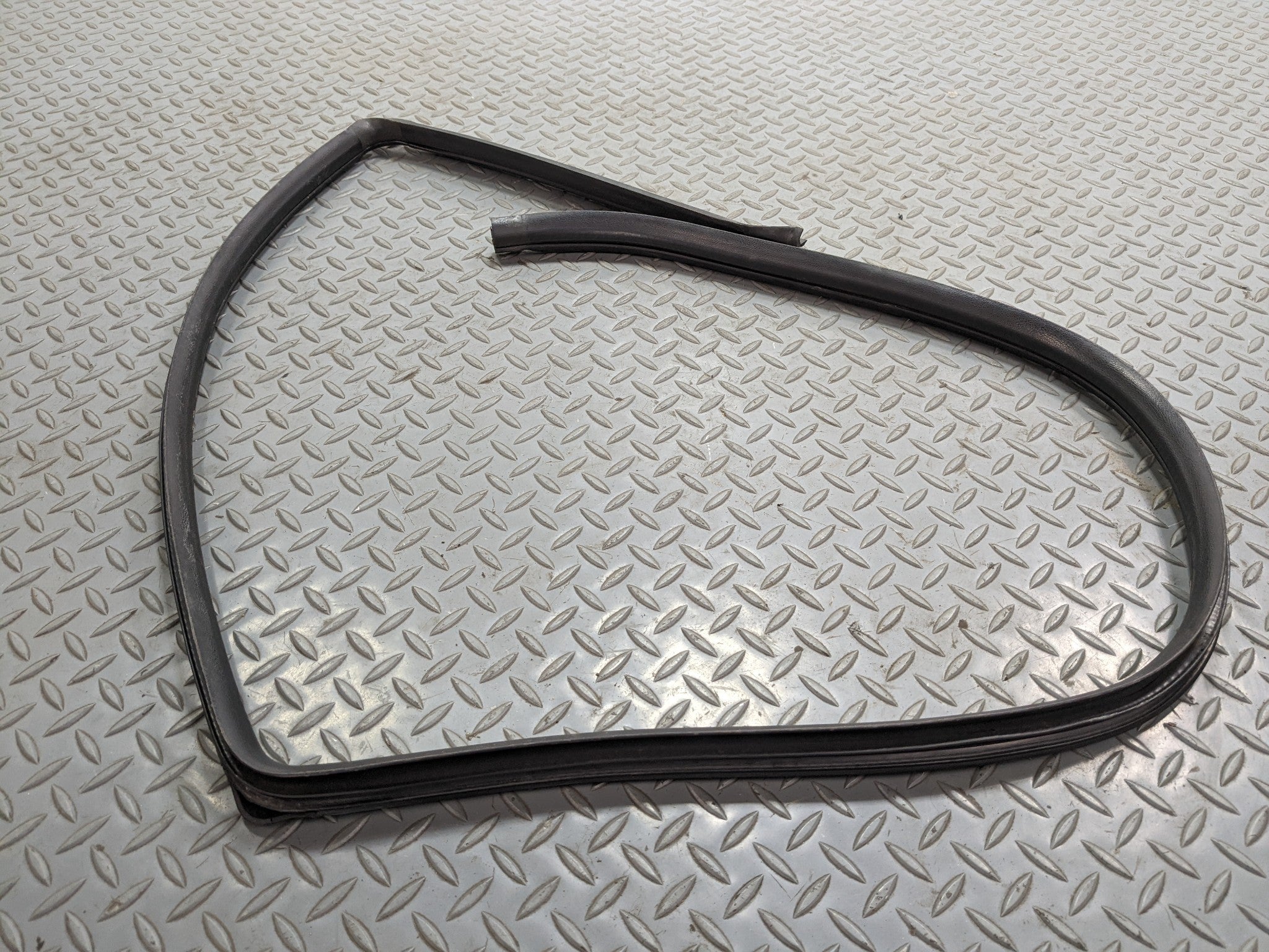 00 - 04 MITSUBISHI MONTERO SPORT OEM DOOR SEAL WEATHER STRIPPING REAR LEFT SIDE