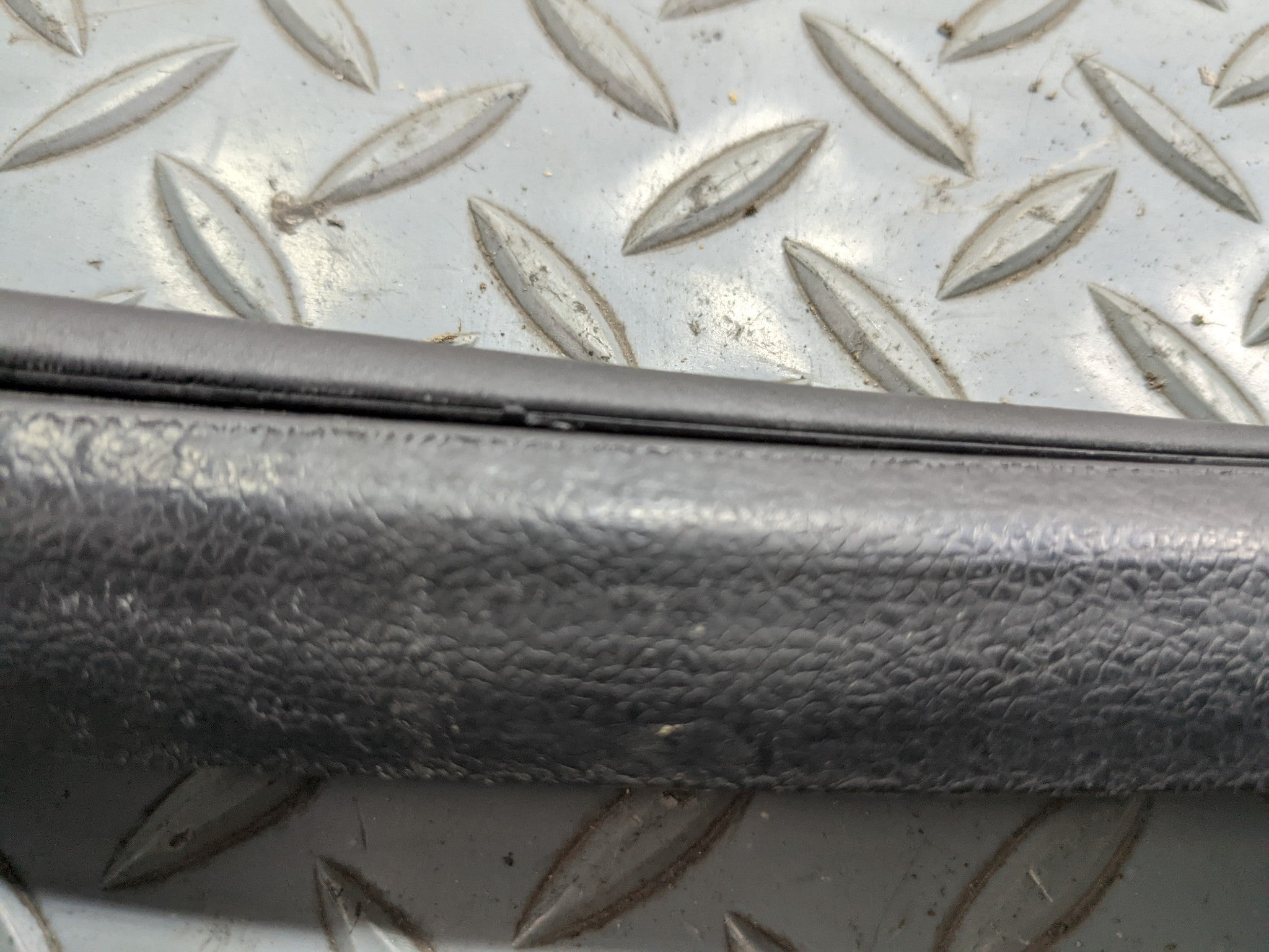 00 - 04 MITSUBISHI MONTERO SPORT OEM DOOR SEAL WEATHER STRIPPING REAR LEFT SIDE