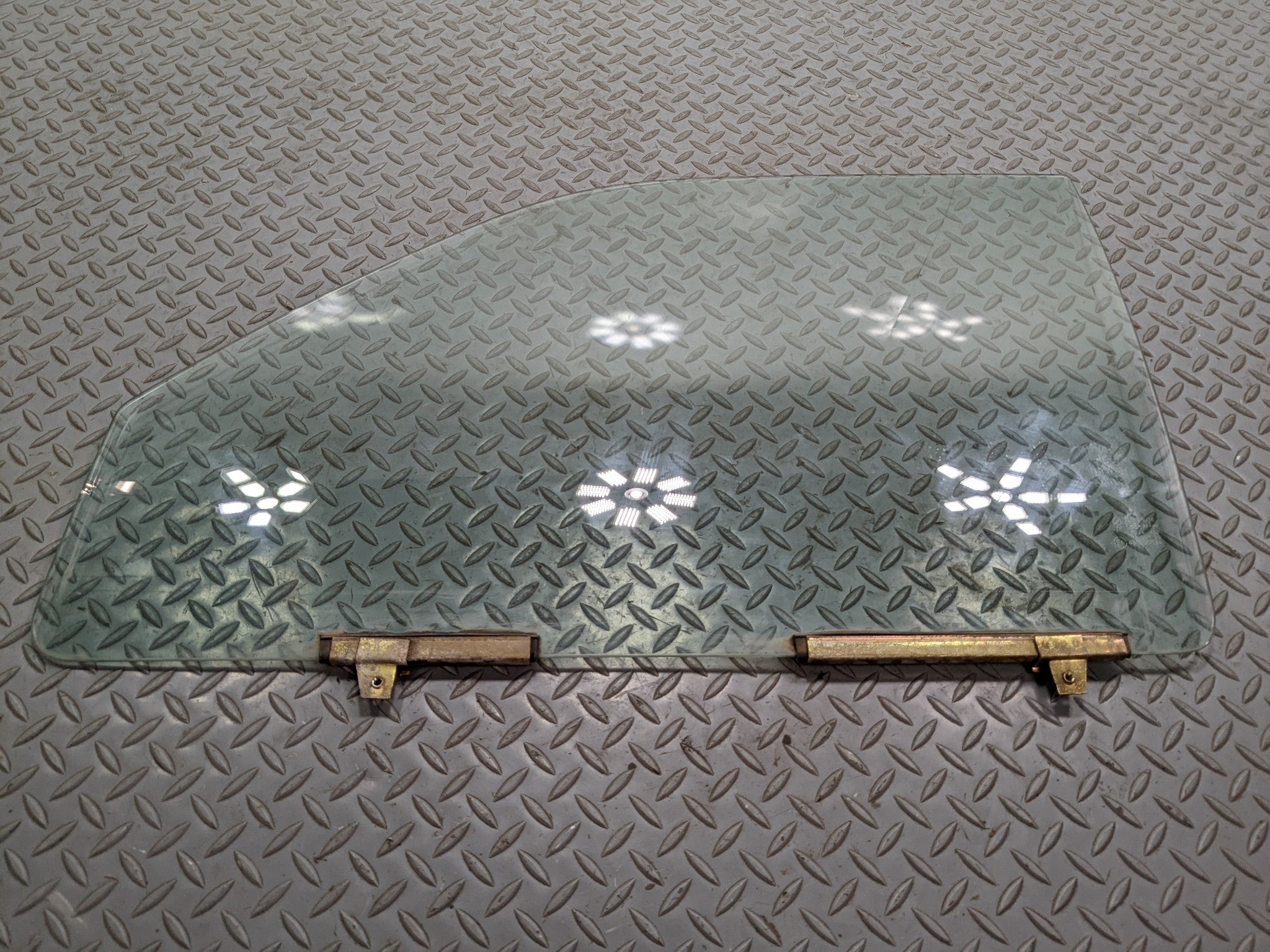00 - 04 MITSUBISHI MONTERO SPORT OEM DOOR WINDOW GLASS FRONT LEFT DRIVER SIDE
