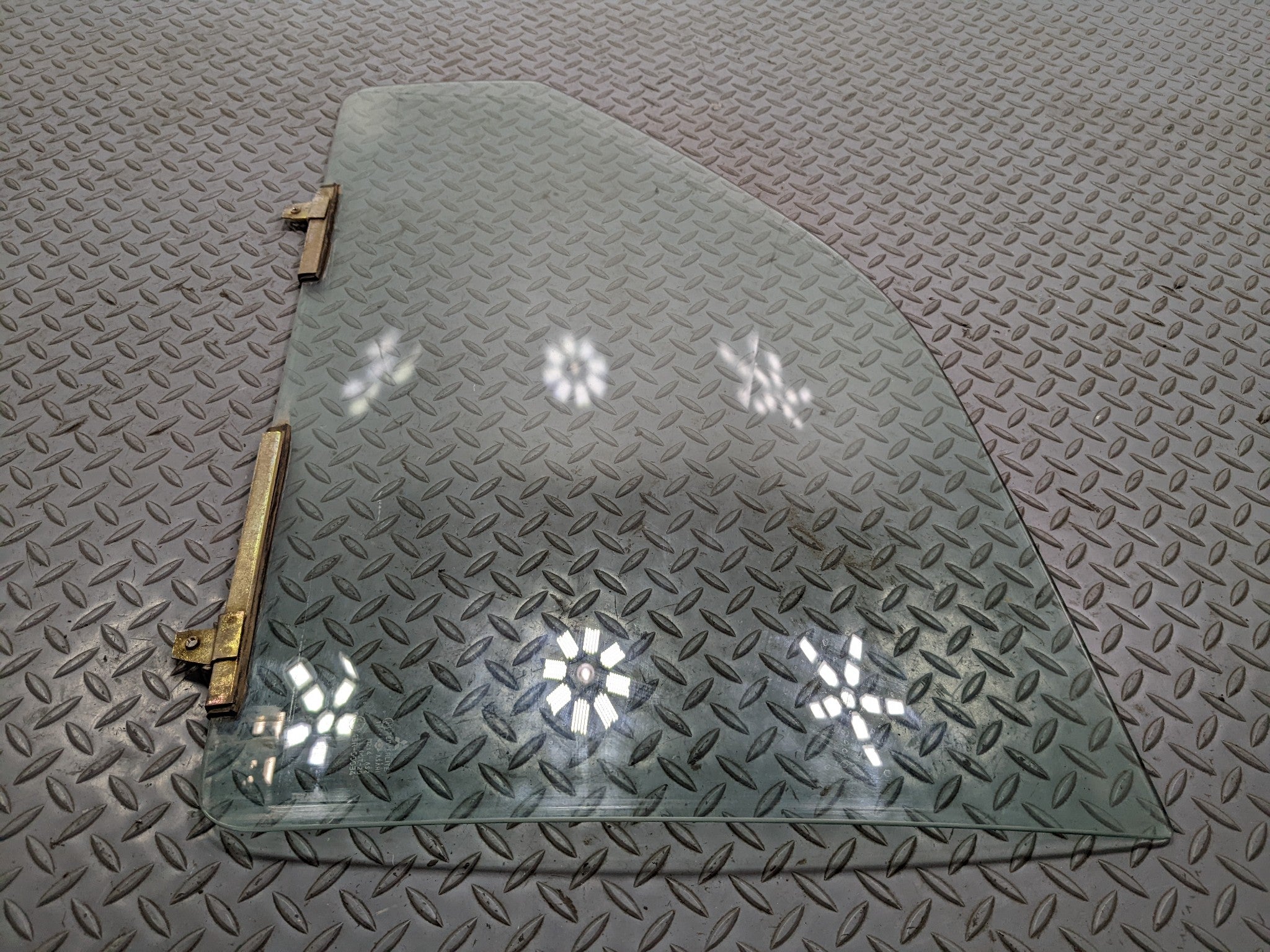 00 - 04 MITSUBISHI MONTERO SPORT OEM DOOR WINDOW GLASS FRONT LEFT DRIVER SIDE