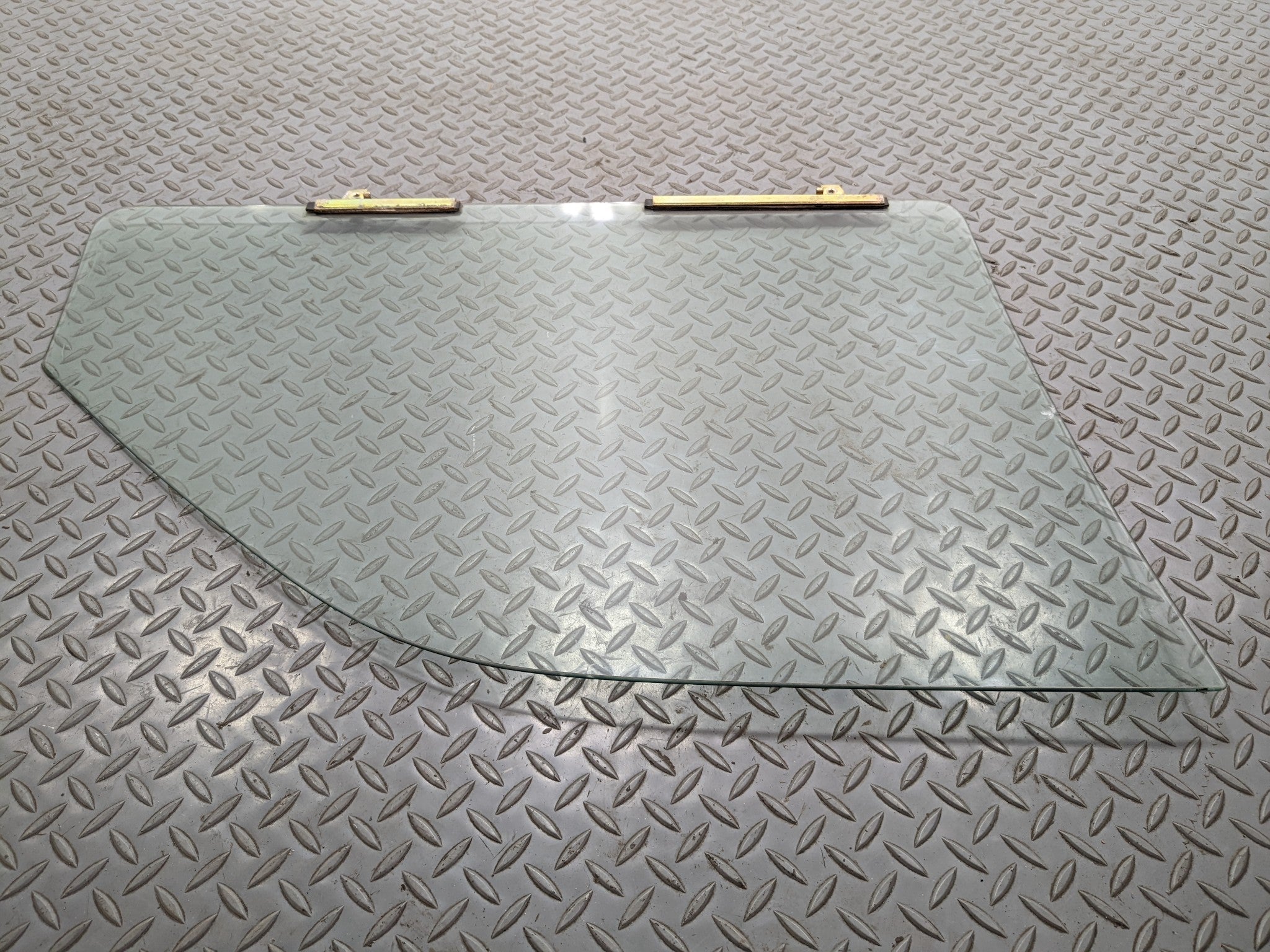 00 - 04 MITSUBISHI MONTERO SPORT OEM DOOR WINDOW GLASS FRONT LEFT DRIVER SIDE