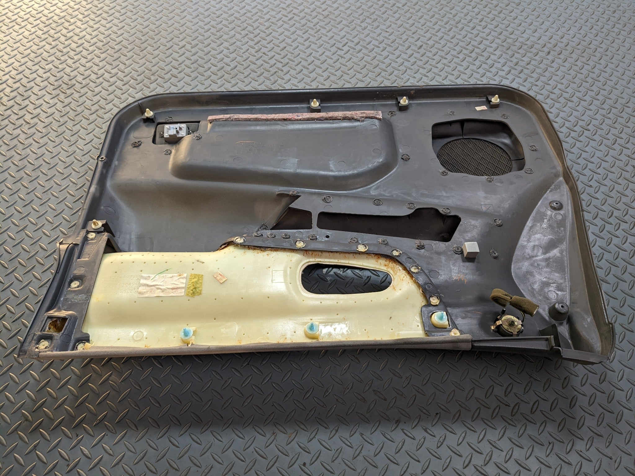 00 - 04 MITSUBISHI MONTERO SPORT OEM INTERIOR DOOR TRIM PANEL FRONT LEFT SIDE
