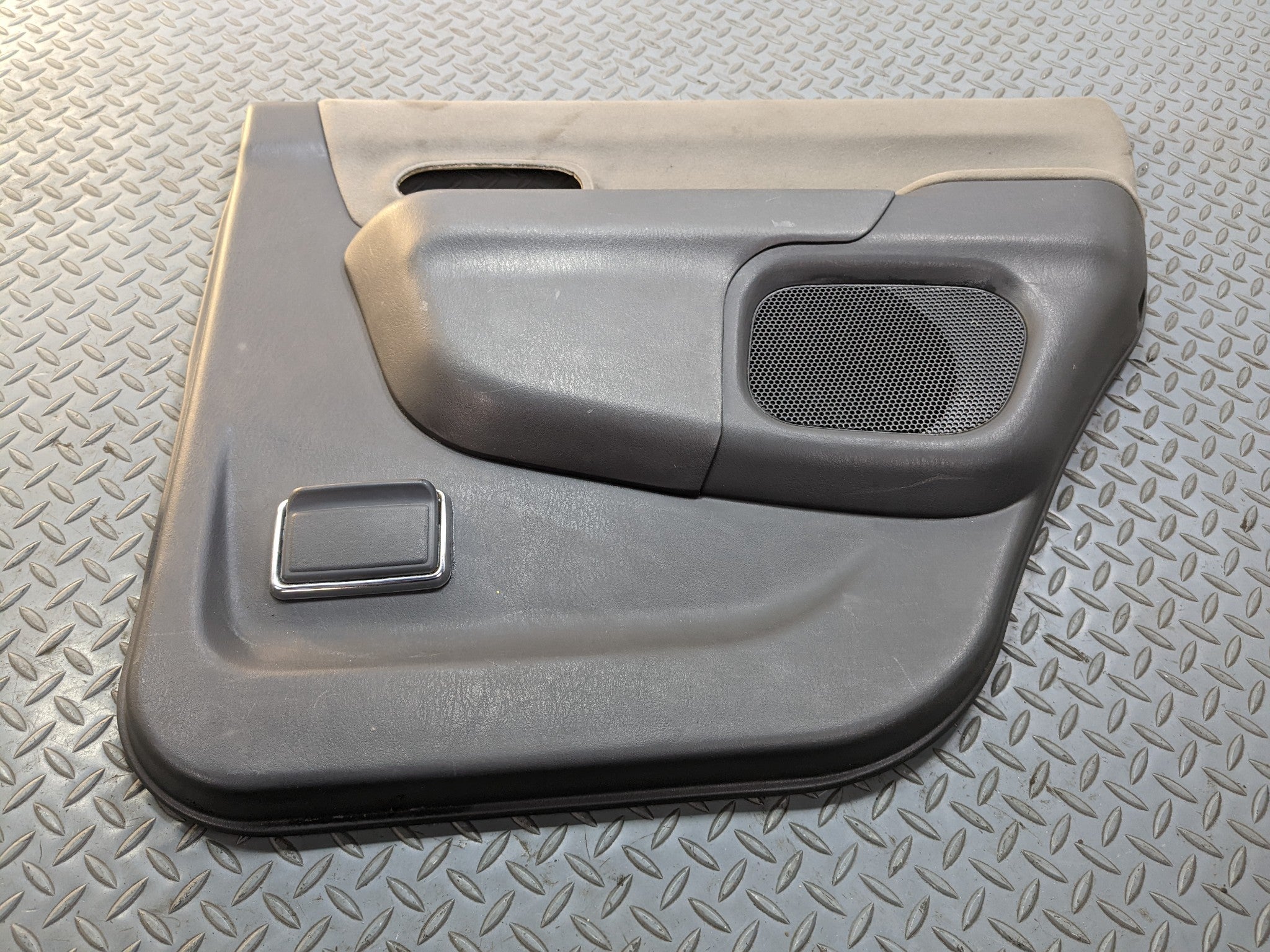 00 – 04 MITSUBISHI MONTERO SPORT OEM INTERIOR DOOR TRIM PANEL REAR RIGHT SIDE