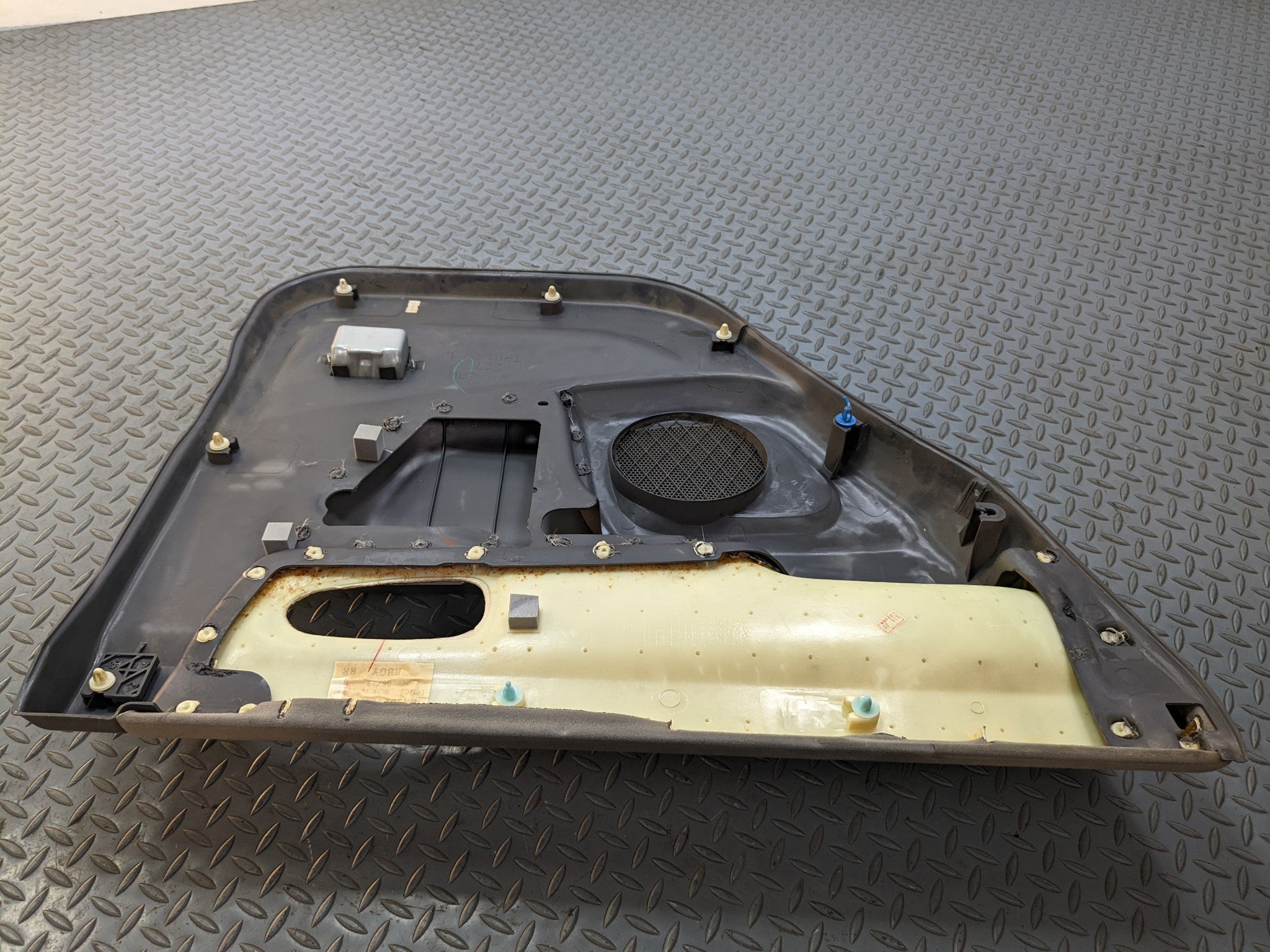 00 – 04 MITSUBISHI MONTERO SPORT OEM INTERIOR DOOR TRIM PANEL REAR RIGHT SIDE