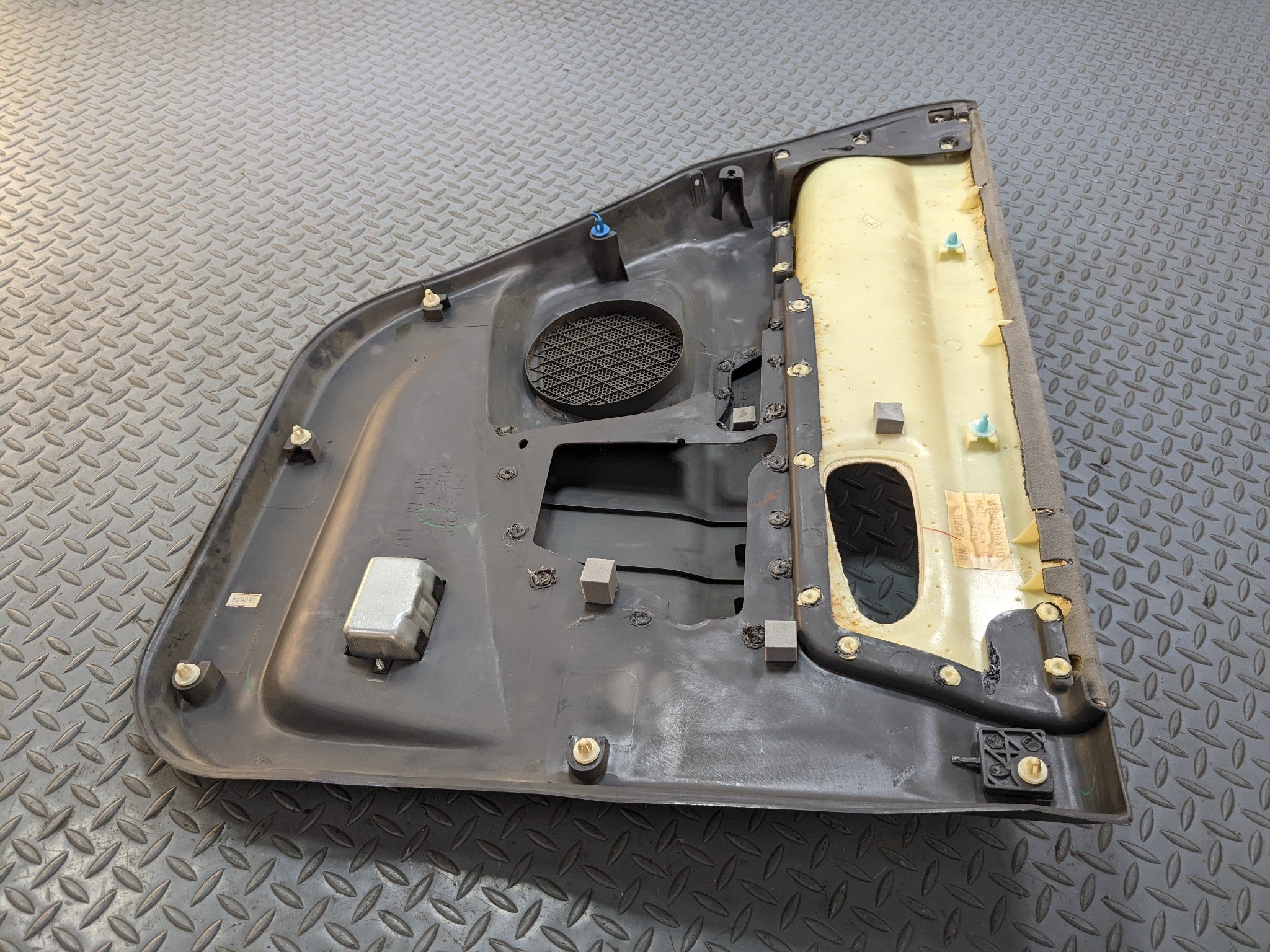 00 – 04 MITSUBISHI MONTERO SPORT OEM INTERIOR DOOR TRIM PANEL REAR RIGHT SIDE