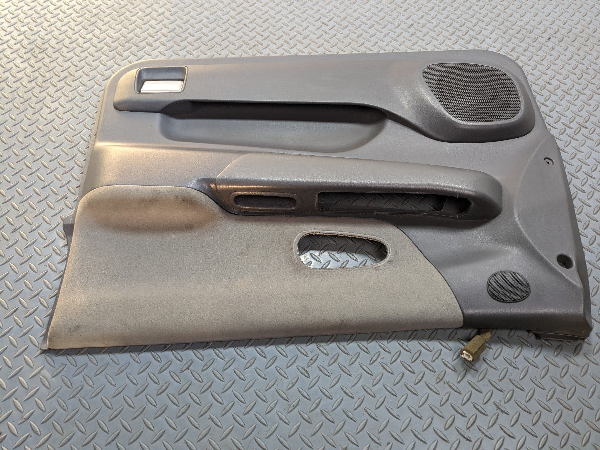 00 - 04 MITSUBISHI MONTERO SPORT OEM INTERIOR DOOR TRIM PANEL FRONT RIGHT SIDE