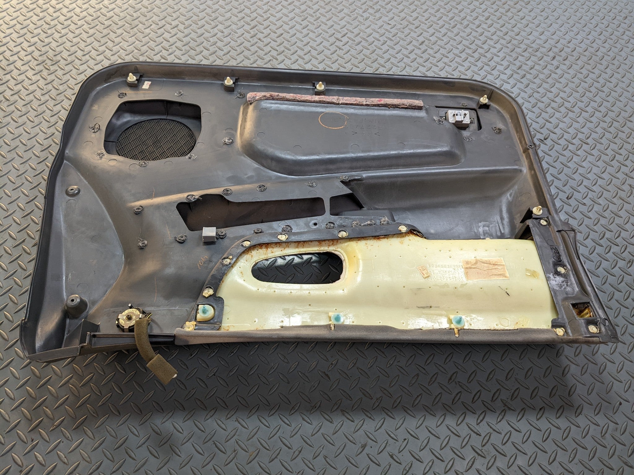 00 - 04 MITSUBISHI MONTERO SPORT OEM INTERIOR DOOR TRIM PANEL FRONT RIGHT SIDE