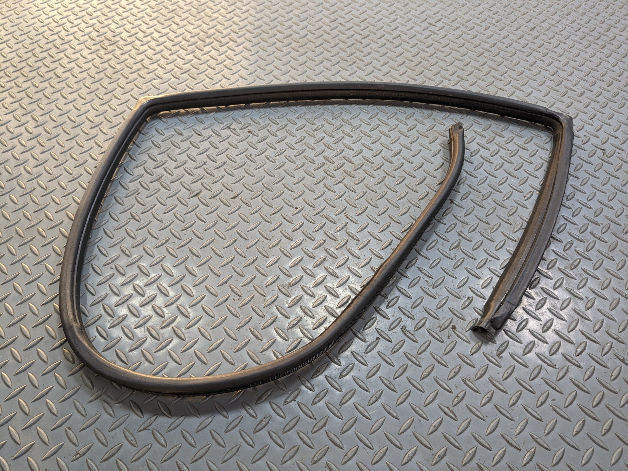 00 - 04 MITSUBISHI MONTERO SPORT OEM DOOR SEAL WEATHER STRIPPING REAR RIGHT SIDE