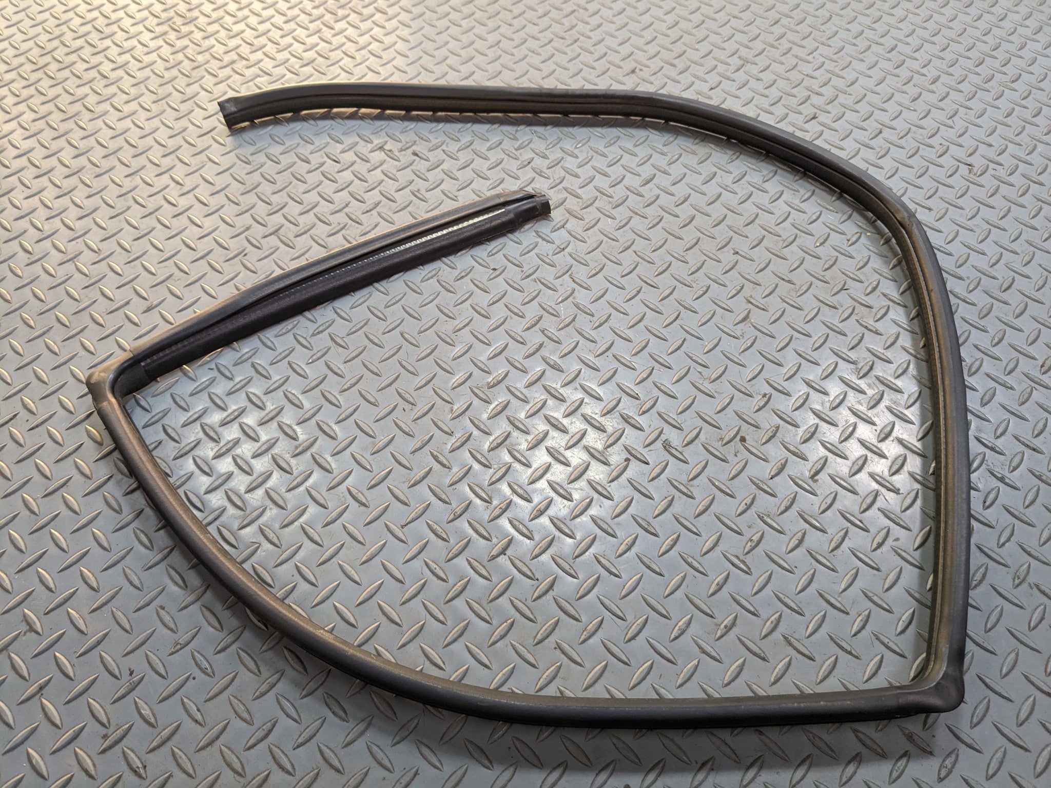 00 - 04 MITSUBISHI MONTERO SPORT OEM DOOR SEAL WEATHER STRIPPING REAR RIGHT SIDE