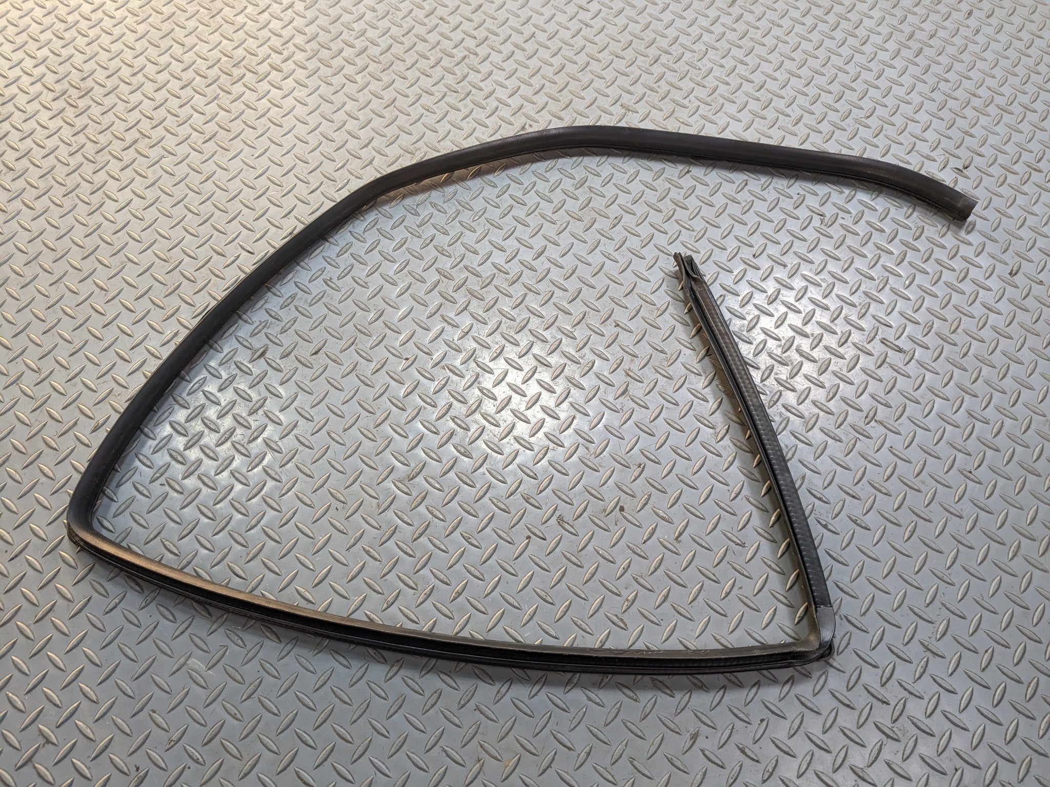 00 - 04 MITSUBISHI MONTERO SPORT OEM DOOR SEAL WEATHER STRIPPING REAR RIGHT SIDE
