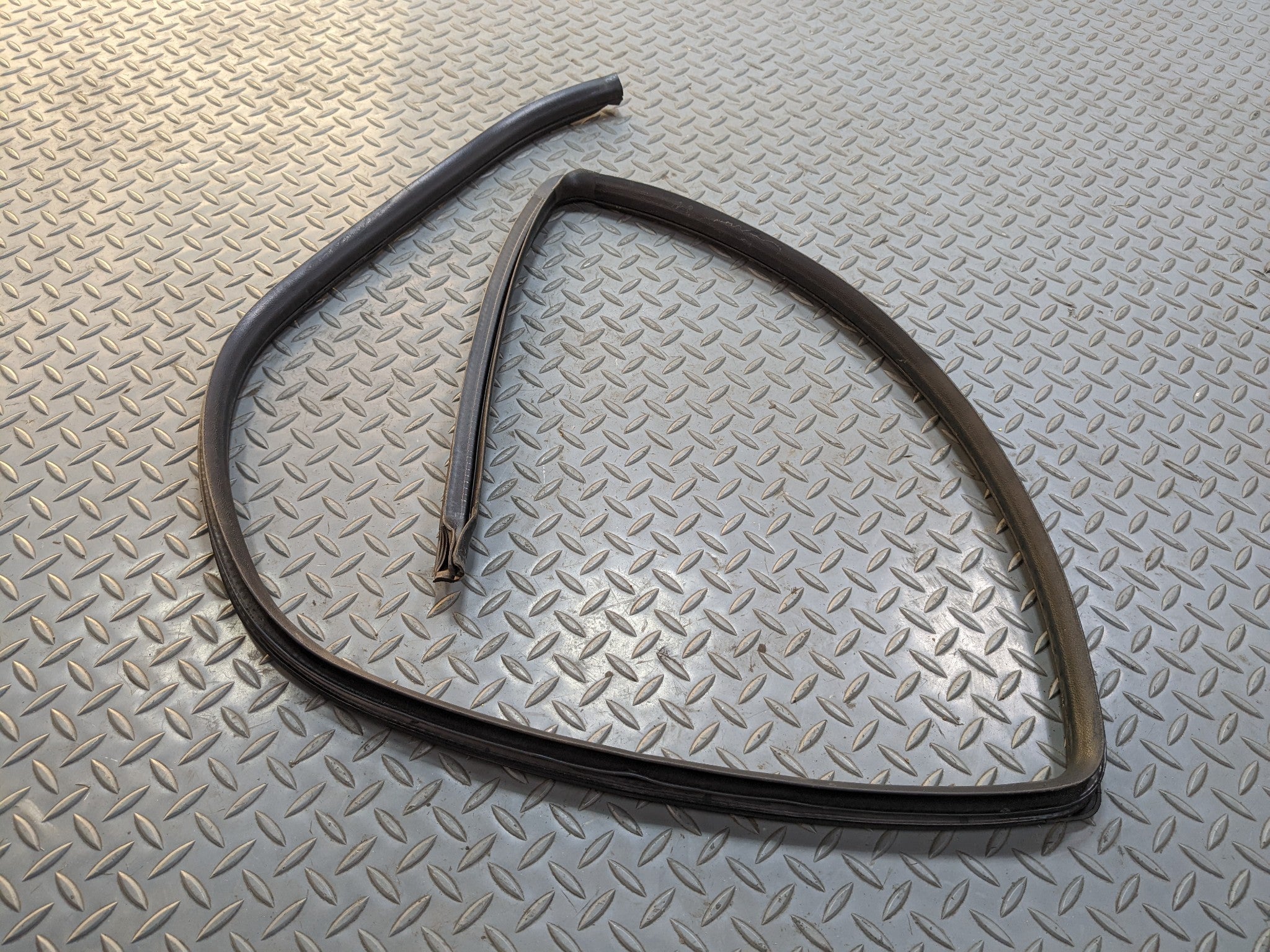 00 - 04 MITSUBISHI MONTERO SPORT OEM DOOR SEAL WEATHER STRIPPING REAR RIGHT SIDE