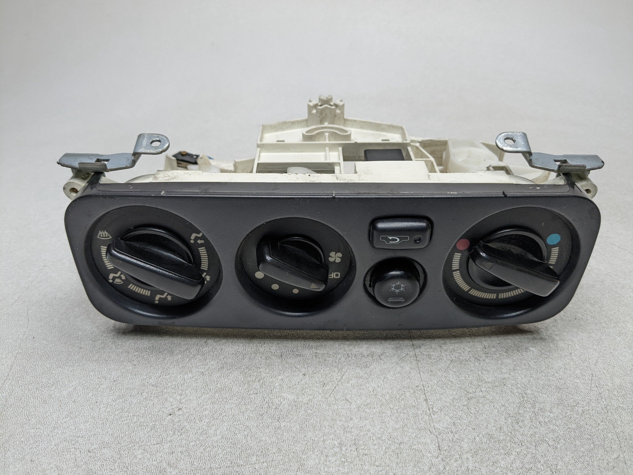00 - 04 MITSUBISHI MONTERO SPORT OEM AC HEATER TEMPERATURE CONTROL SWITCH FRONT