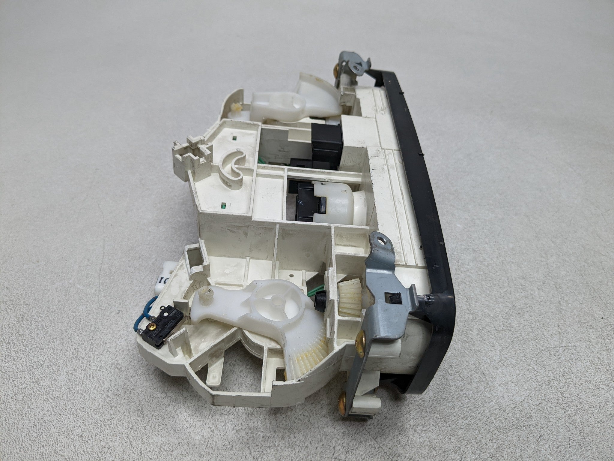 00 - 04 MITSUBISHI MONTERO SPORT OEM AC HEATER TEMPERATURE CONTROL SWITCH FRONT