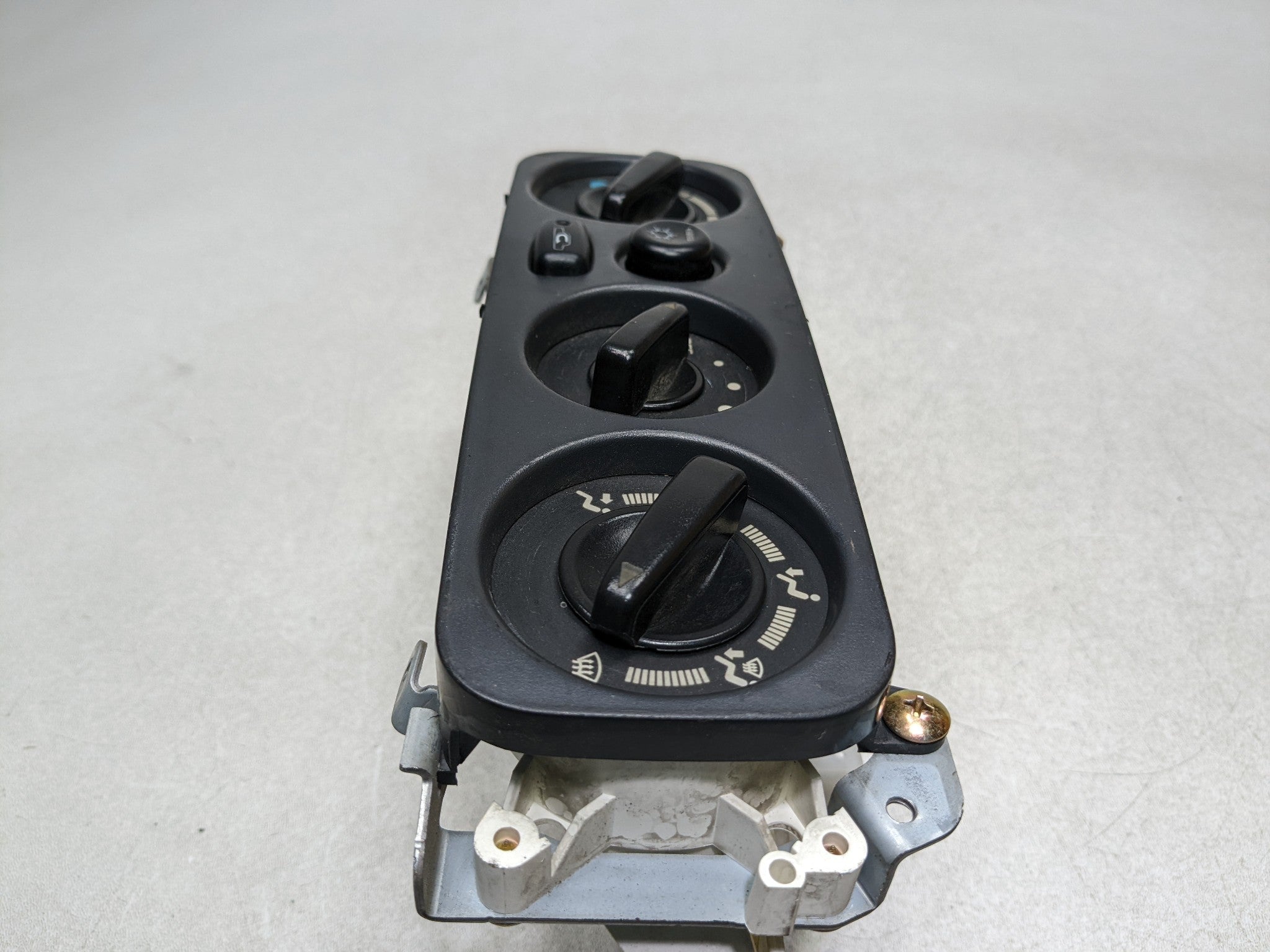 00 - 04 MITSUBISHI MONTERO SPORT OEM AC HEATER TEMPERATURE CONTROL SWITCH FRONT