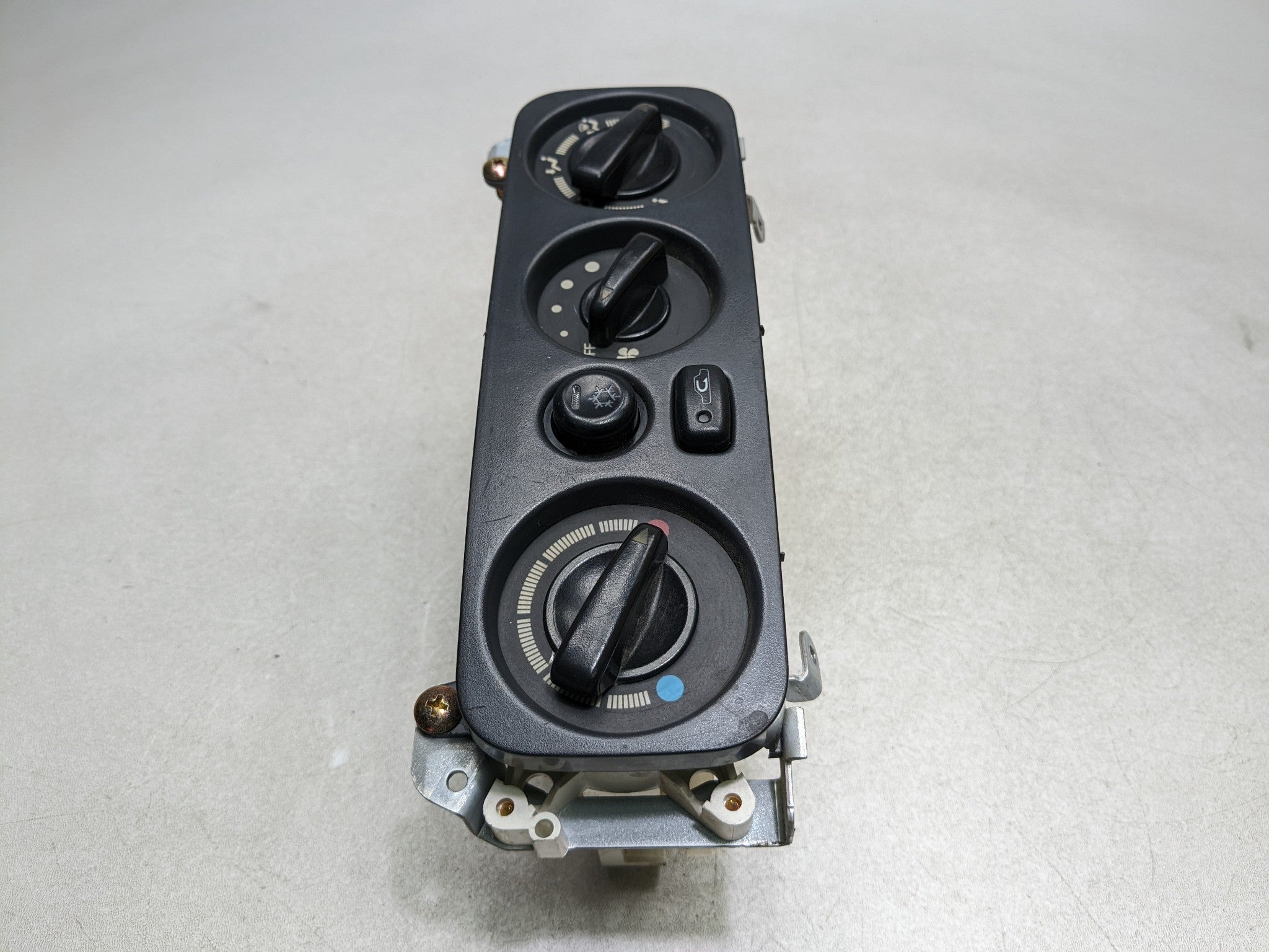 00 - 04 MITSUBISHI MONTERO SPORT OEM AC HEATER TEMPERATURE CONTROL SWITCH FRONT