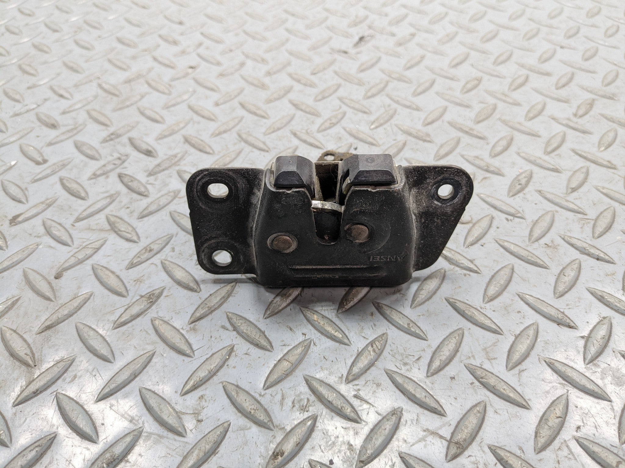 00 - 04 MITSUBISHI MONTERO SPORT OEM LID LATCH REAR TRUNK LOCK RELEASE ACTUATOR