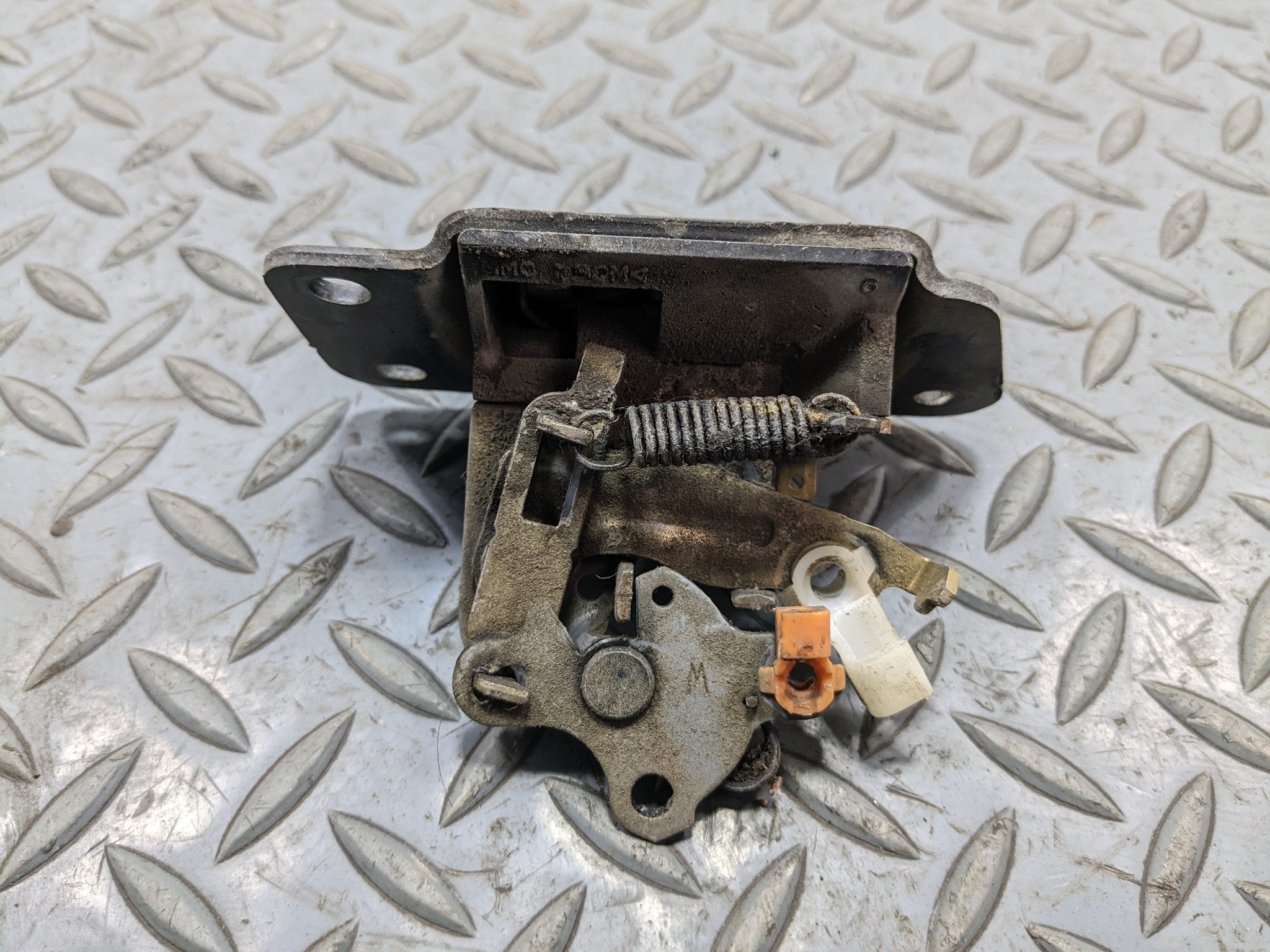 00 - 04 MITSUBISHI MONTERO SPORT OEM LID LATCH REAR TRUNK LOCK RELEASE ACTUATOR