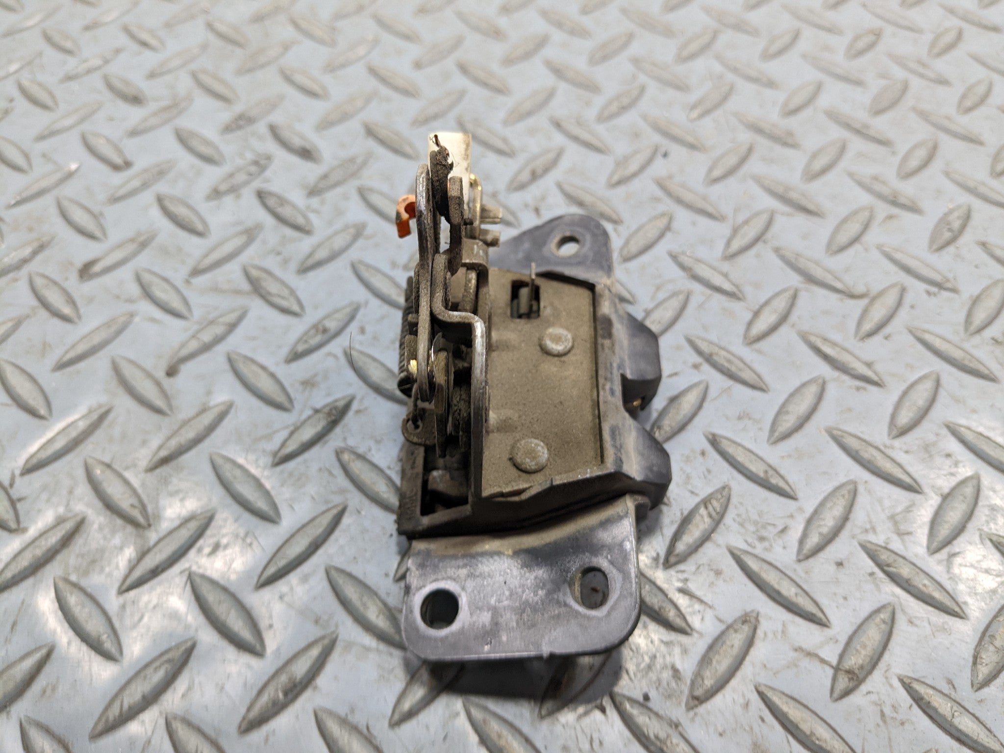 00 - 04 MITSUBISHI MONTERO SPORT OEM LID LATCH REAR TRUNK LOCK RELEASE ACTUATOR