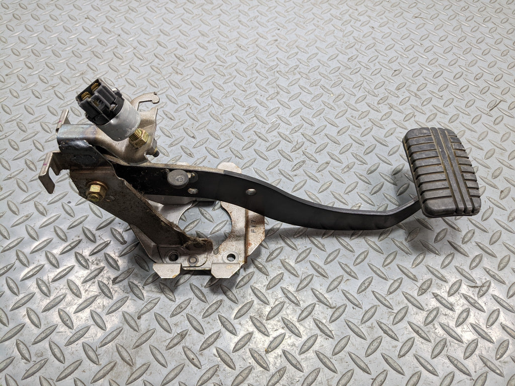 00 - 04 MITSUBISHI MONTERO SPORT OEM FOOT STOP BRAKE PEDAL FRONT FLOOR ASSEMBLY