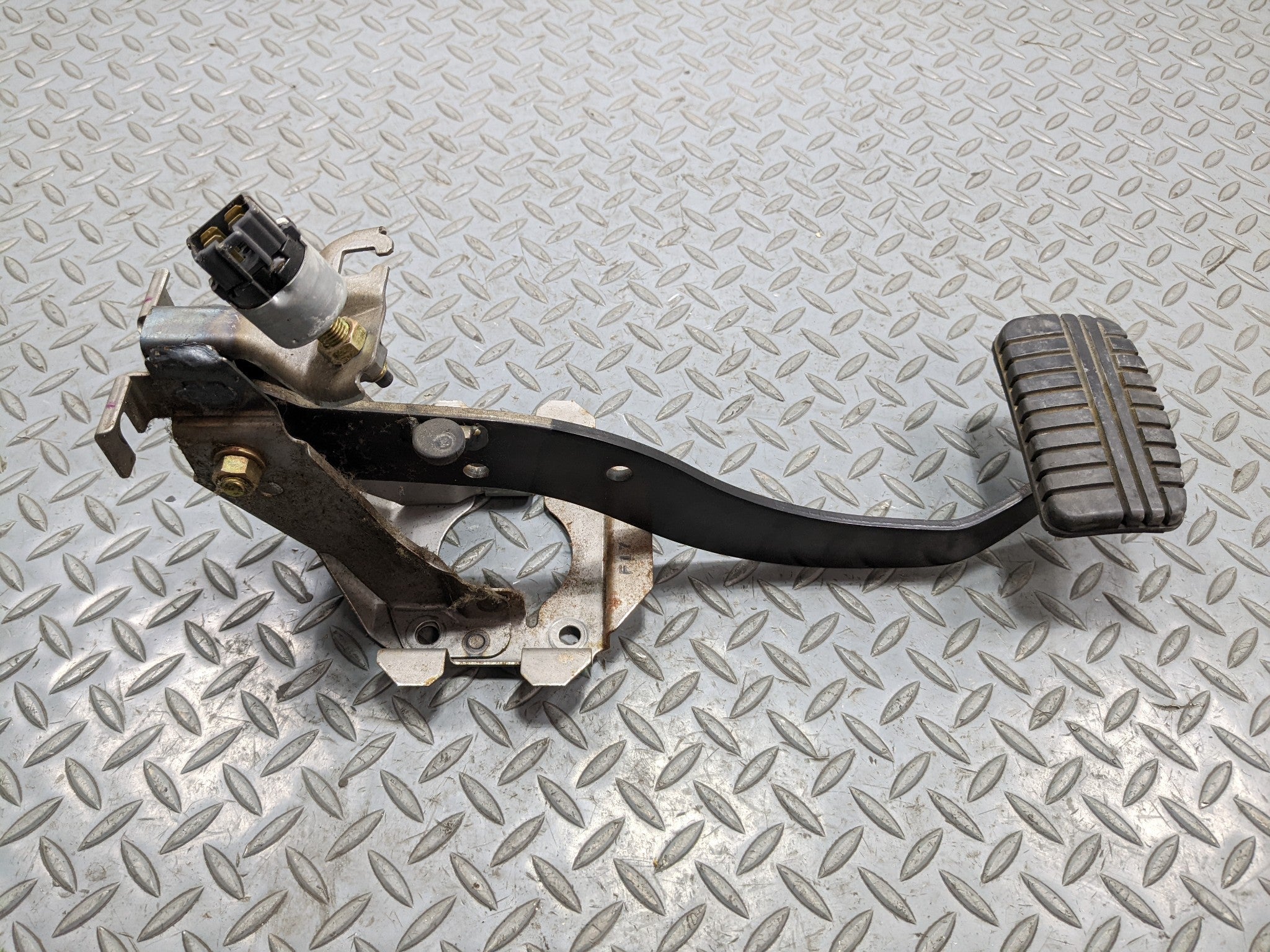 00 - 04 MITSUBISHI MONTERO SPORT OEM FOOT STOP BRAKE PEDAL FRONT FLOOR ASSEMBLY
